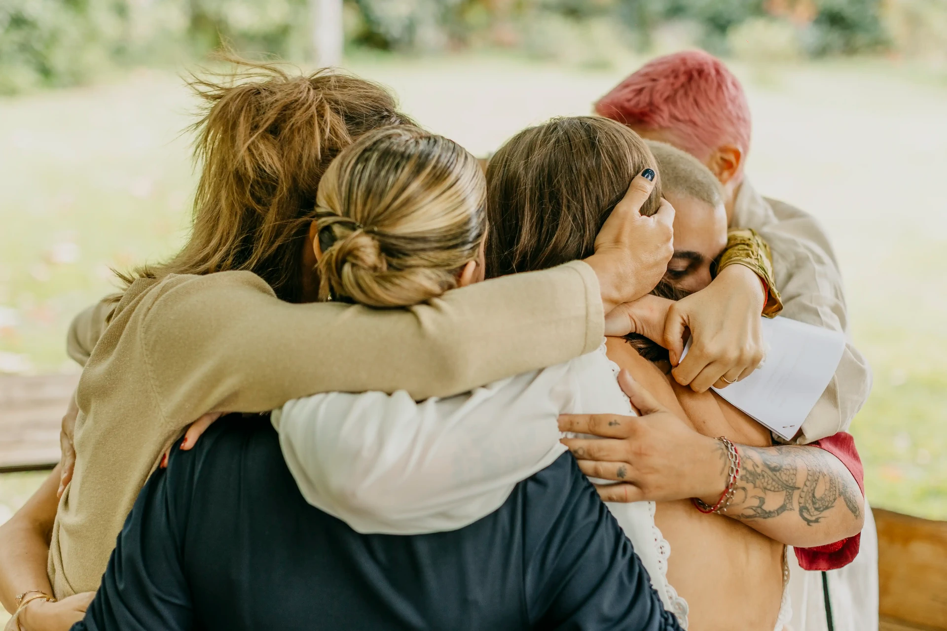 Abrazo grupal emotivo entre familia y oficiantes durante la ceremonia de Carla y Dani en Can Riera de la Pineda