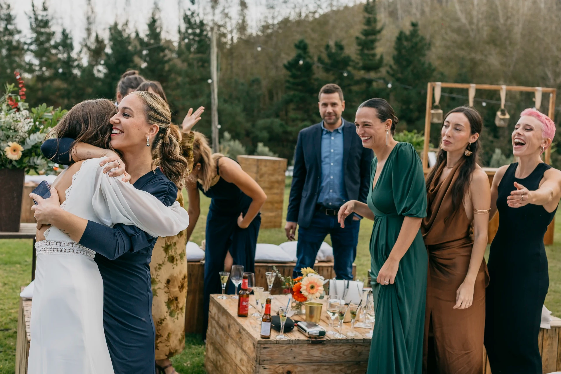 Carla abrazando a una amiga rodeada del grupo de amigas durante el aperitivo en Can Riera de la Pineda