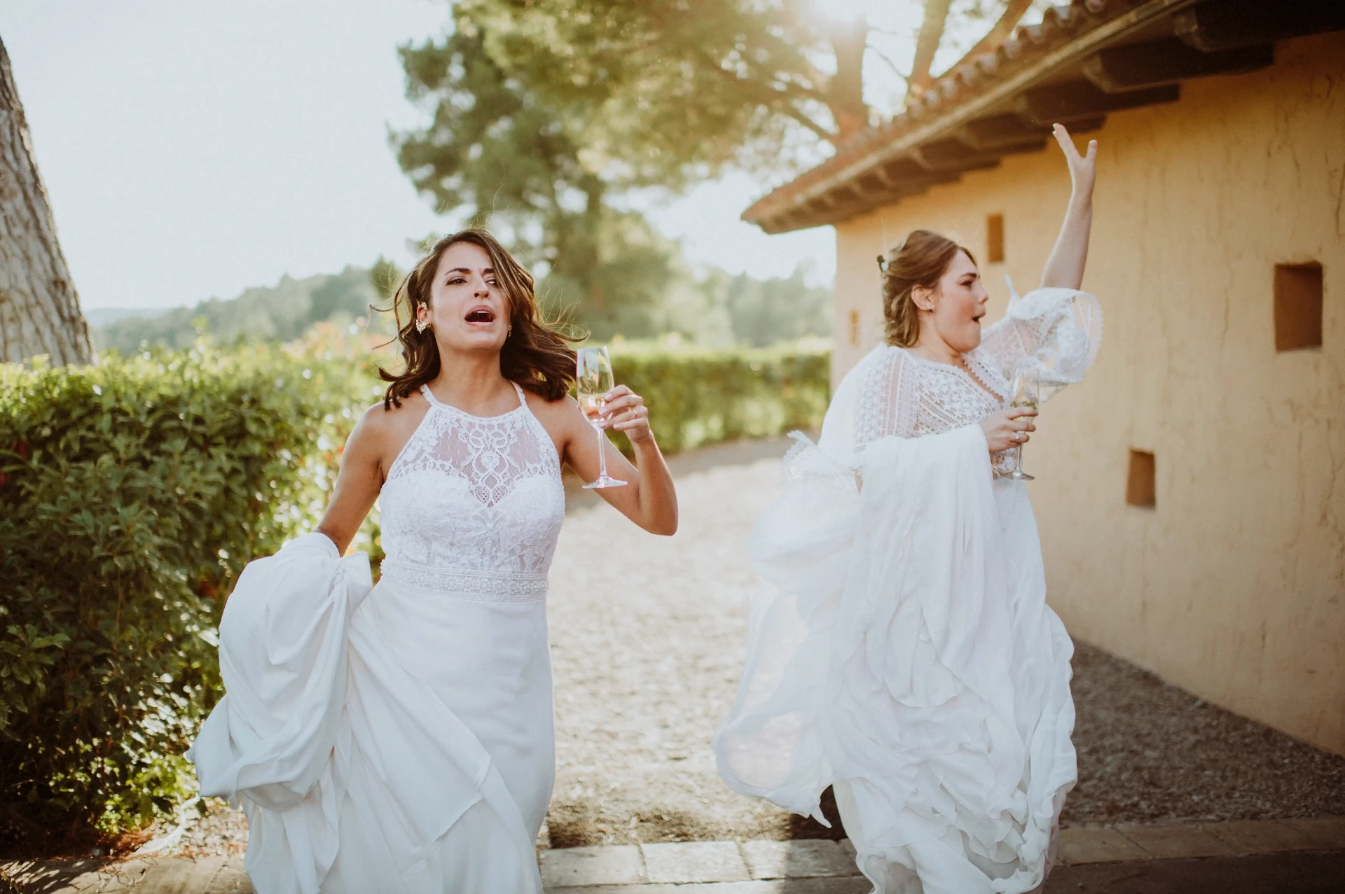 boda LGTBI en Ca n'Alzina — las novias brindando con cava en movimiento durante el aperitivo