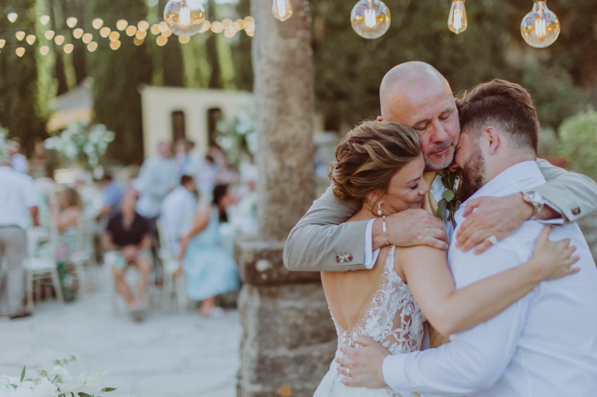 Abrazo emotivo entre familia y novios durante la celebración en La Baronia