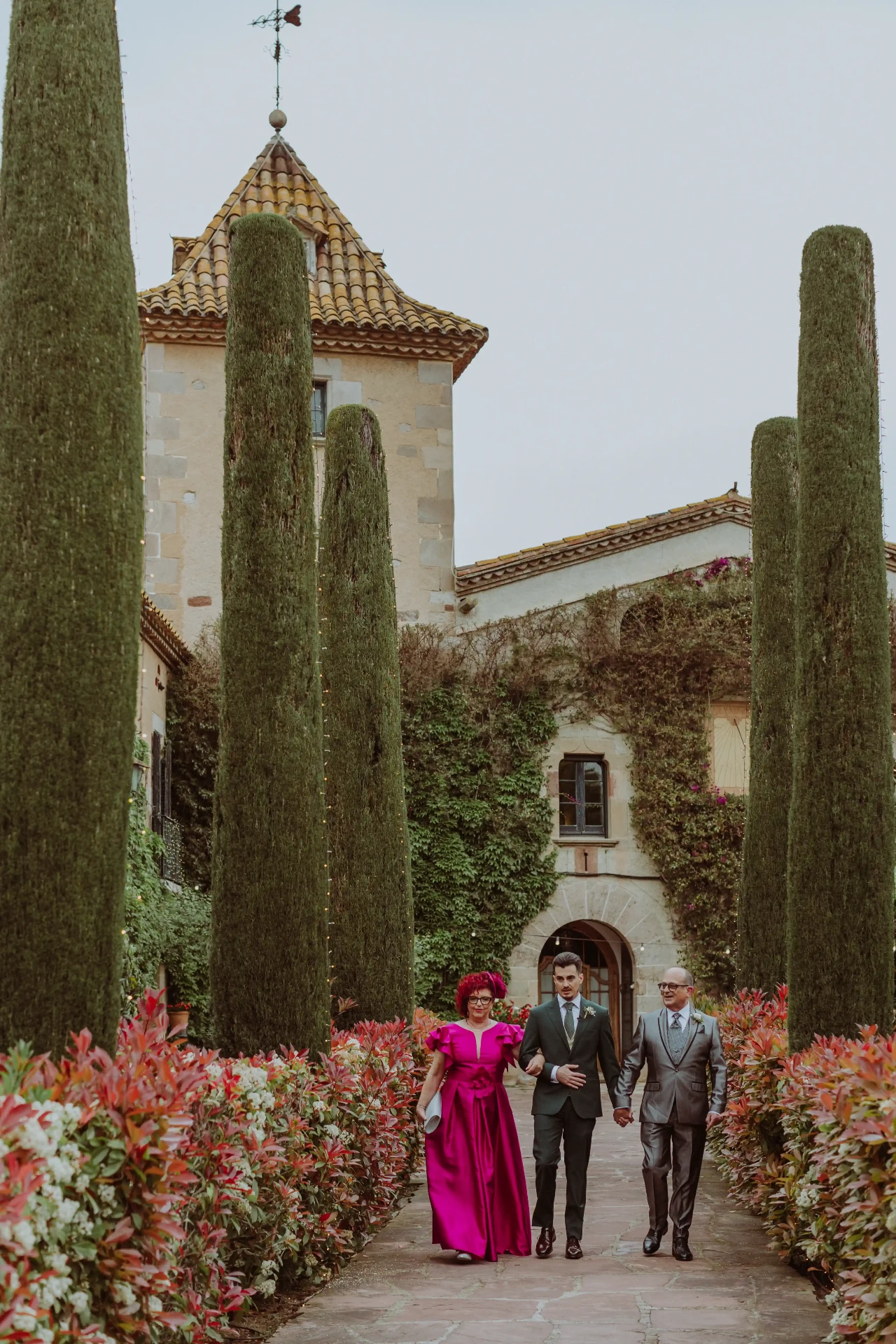 boda LGTBI en Can Ribas — entrada del novio entre cipreses de los jardines