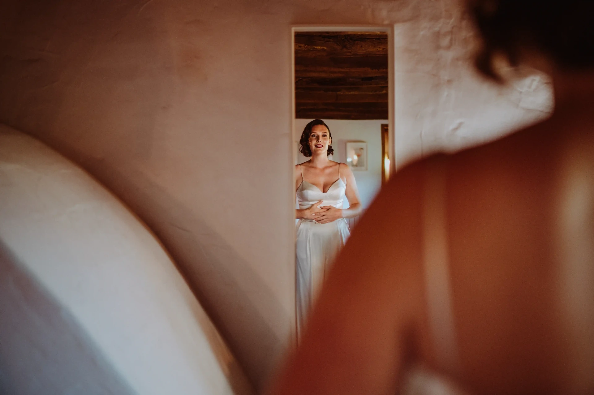First look entre las dos novias asomándose por la puerta en la boda LGTBI de This Must Be The Place