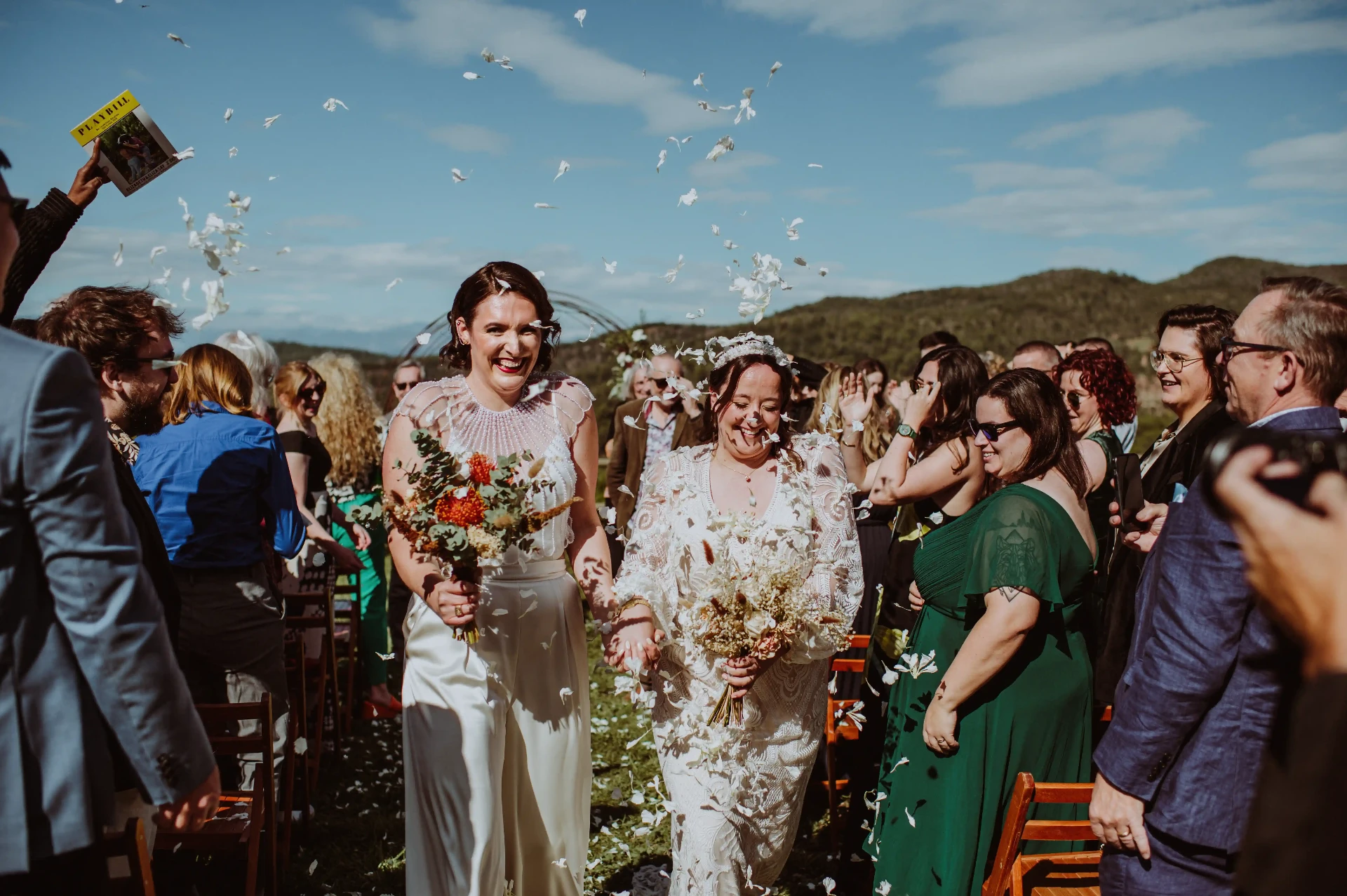 Salida triunfal de las dos novias entre lluvia de pétalos tras la ceremonia LGTBI en This Must Be The Place