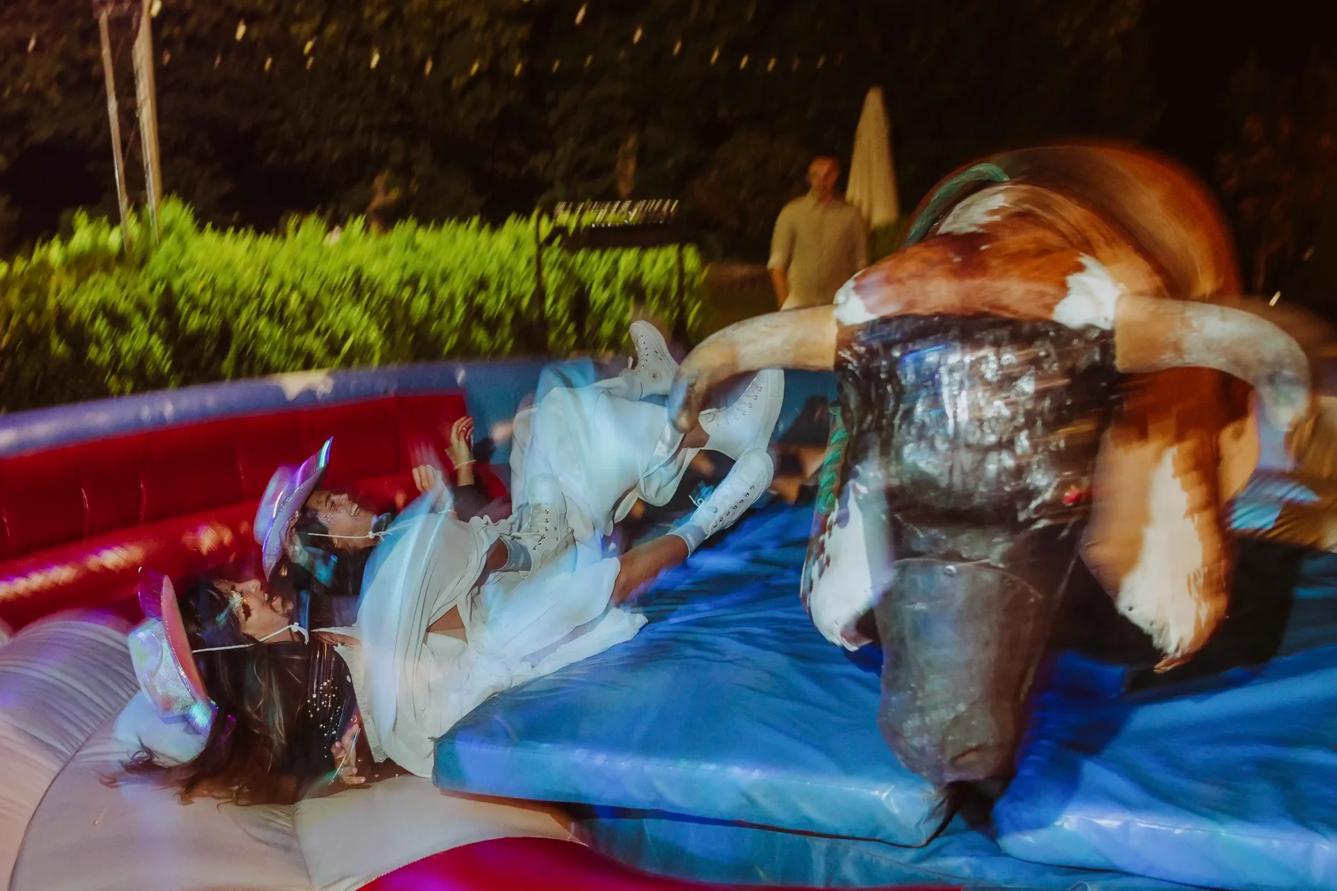 boda LGTBI en El Xaloc, Calders — las novias caen entre risas del toro mecánico con sombreros de cowgirl
