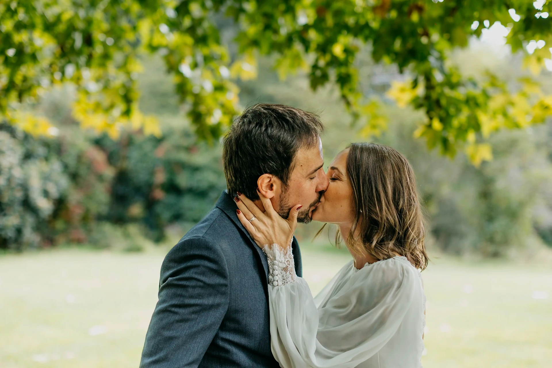 Primer beso de Carla y Dani como marido y mujer bajo el arbolado de Can Riera de la Pineda