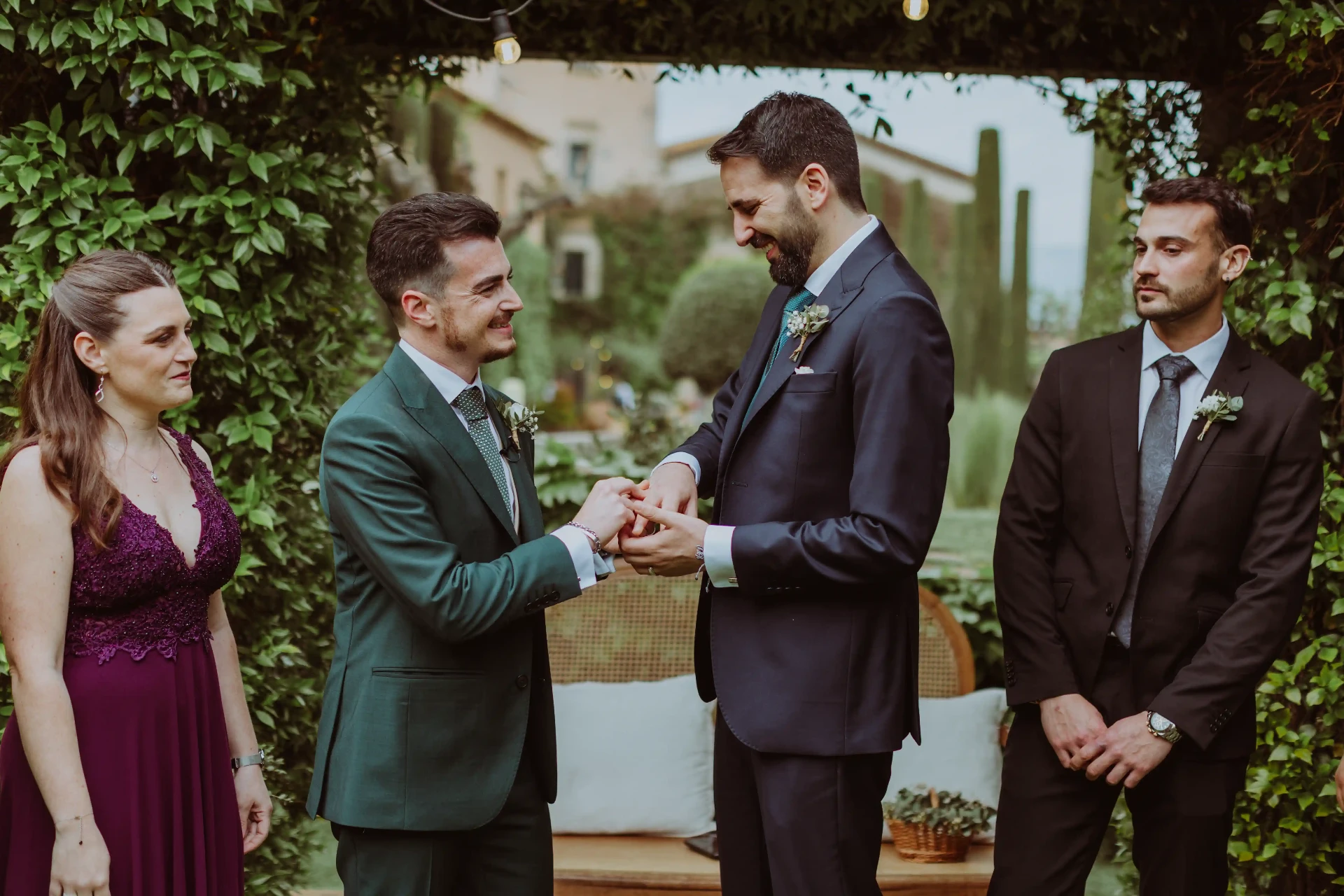 boda LGTBI en Can Ribas — intercambio de anillos entre los novios