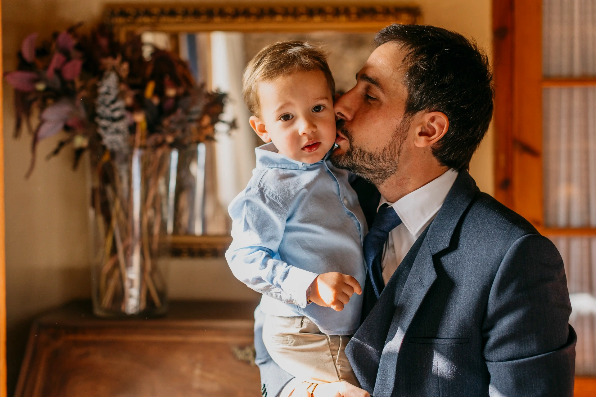 Dani dando un beso a su hijo Aritz durante los preparativos de la boda en Can Riera de la Pineda