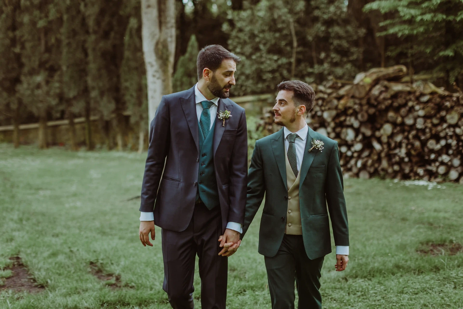 boda LGTBI en Can Ribas — Gerard y Xavi caminando de la mano por el jardín