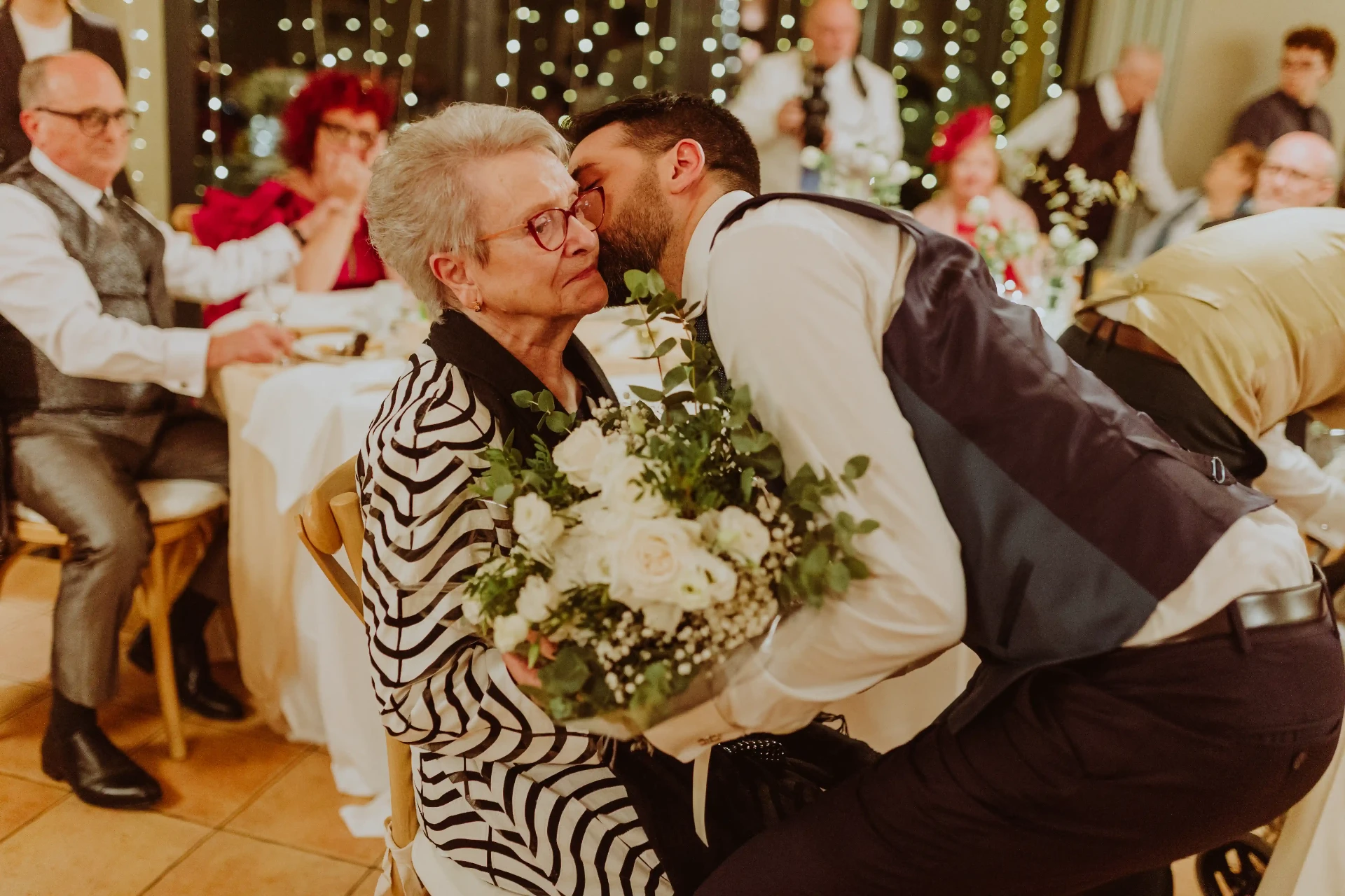 boda LGTBI en Can Ribas — entrega del ramo a la abuela en la cena