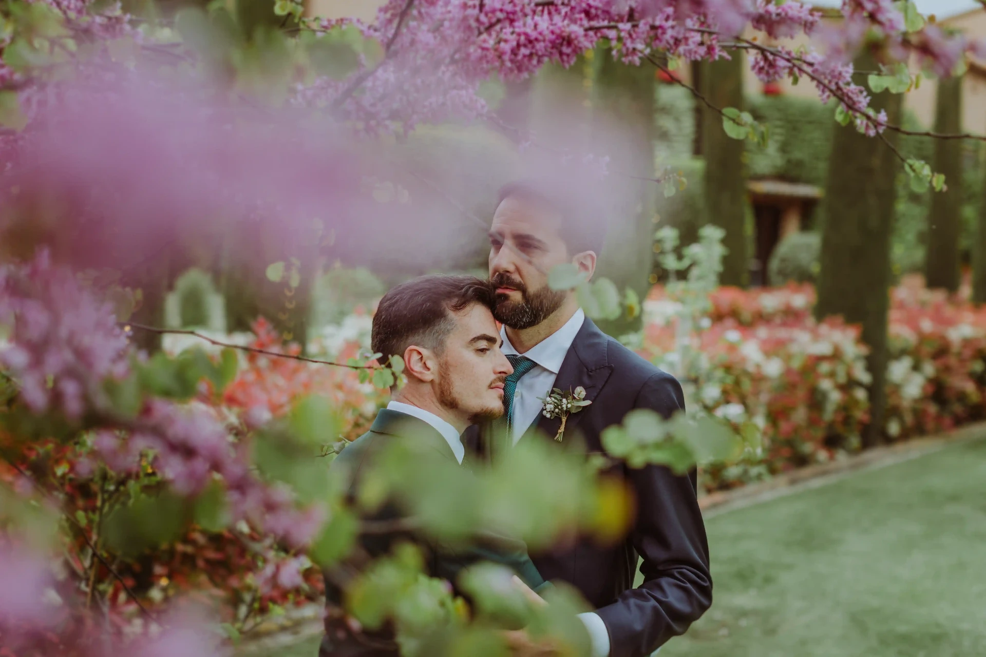 boda LGTBI en Can Ribas — abrazo entre flores del jardín en primavera