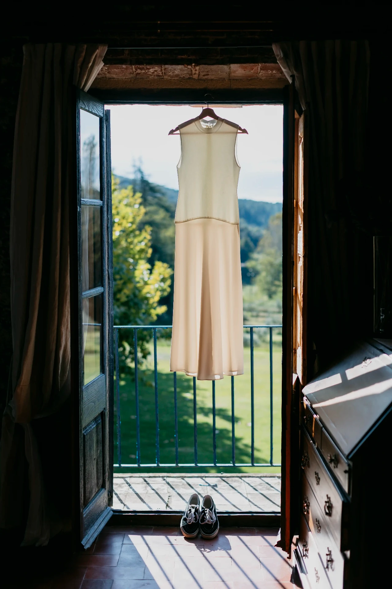 Vestido de novia colgado en la puerta de una habitación de Can Riera de la Pineda, preparativos de boda en el Montseny