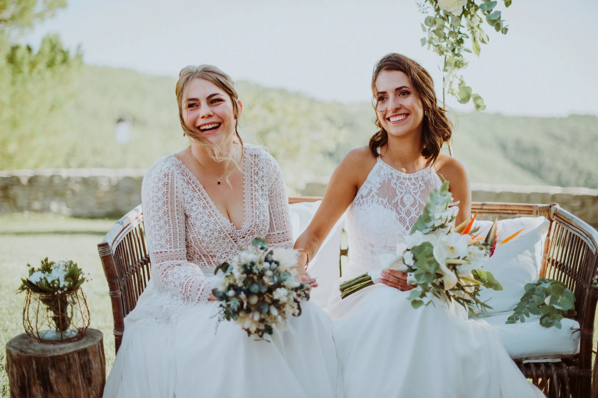 boda LGTBI en Ca n'Alzina — retrato de pareja de las dos novias con sus ramos y las montañas al fondo