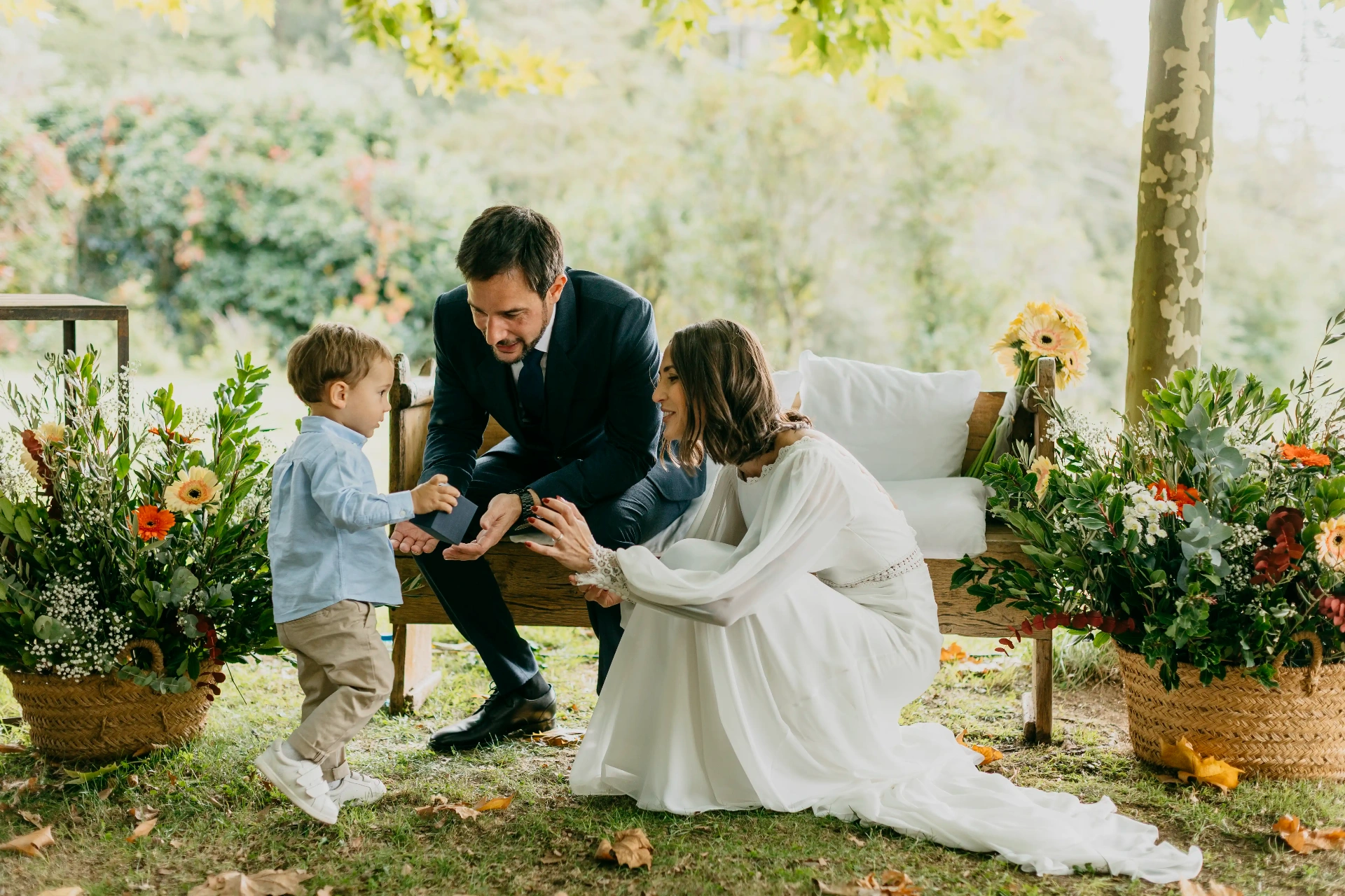 Aritz entregando las alianzas a sus padres Carla y Dani durante la ceremonia en Can Riera de la Pineda