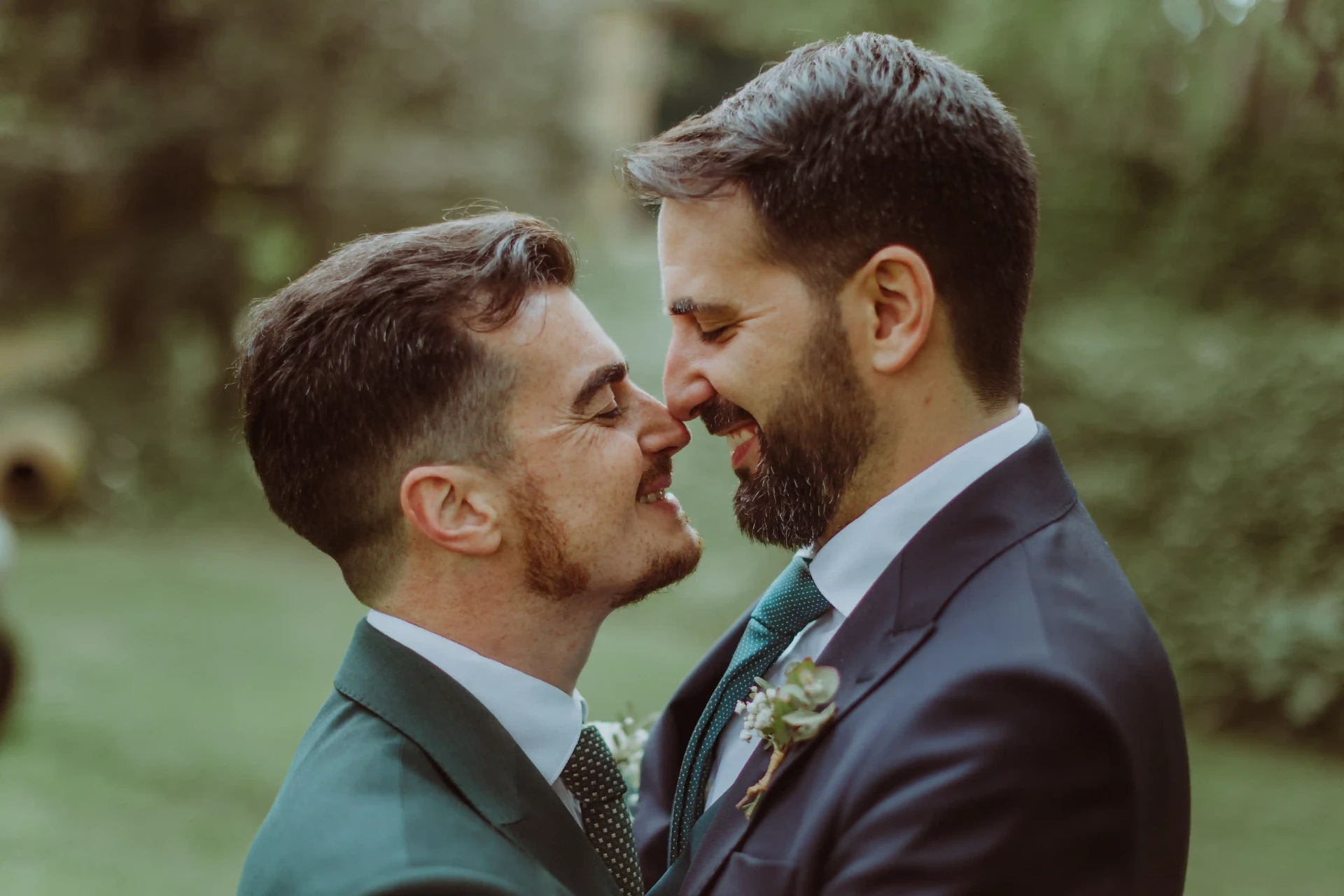 boda LGTBI en Can Ribas — retrato cercano de los novios sonriendo frente a frente