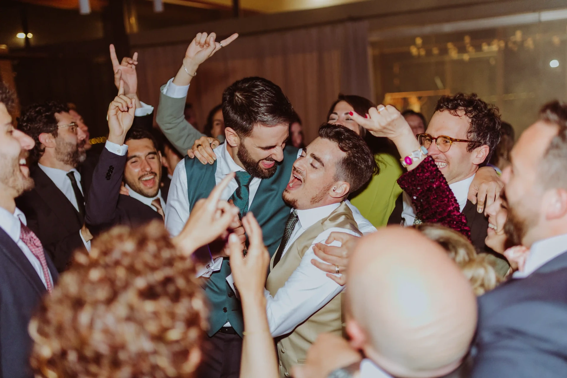 boda LGTBI en Can Ribas — novios cantando y celebrando con los amigos en la pista
