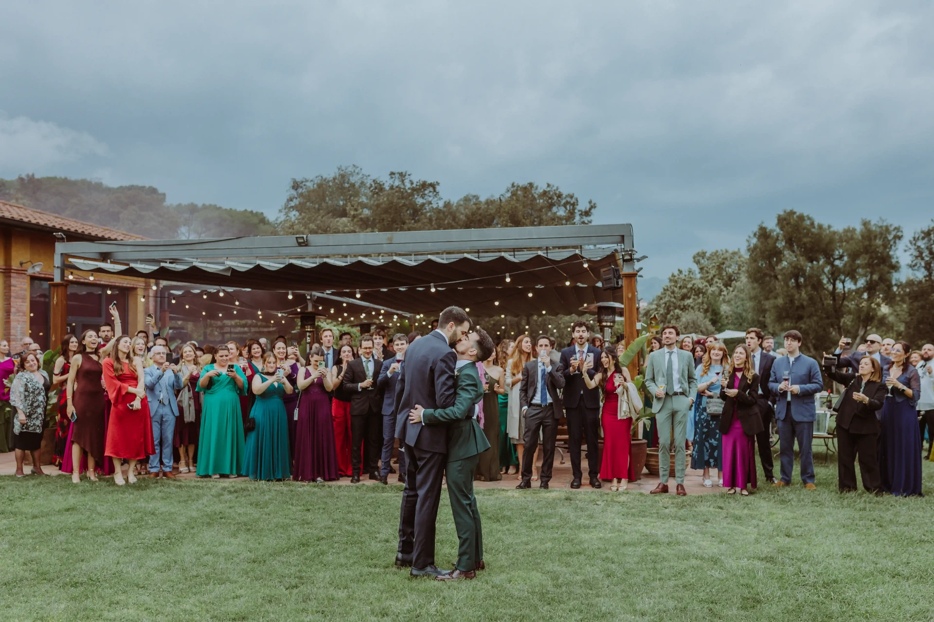 boda LGTBI en Can Ribas — primer baile de los novios en el jardín con todos los invitados