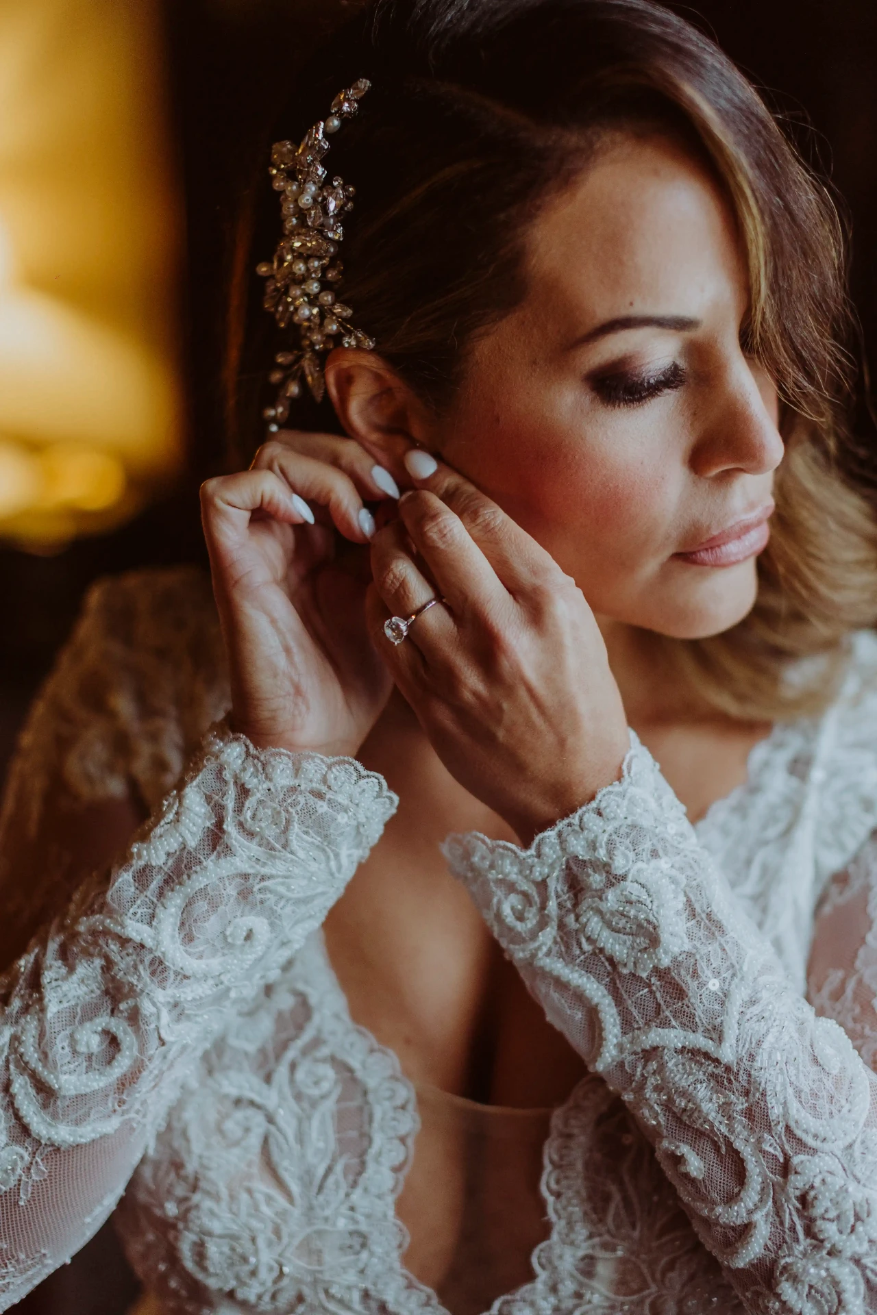 Ana colocándose el tocado y los pendientes, retrato de novia por fotógrafo de bodas Barcelona