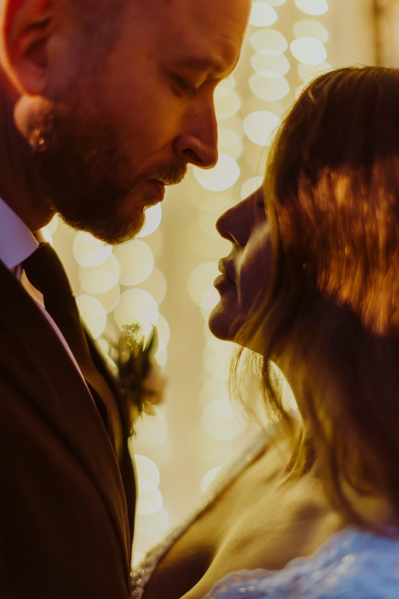 Baile íntimo de Ana y Lee ante cortina de luces cálidas en la fiesta de boda en Bell Recó Argentona