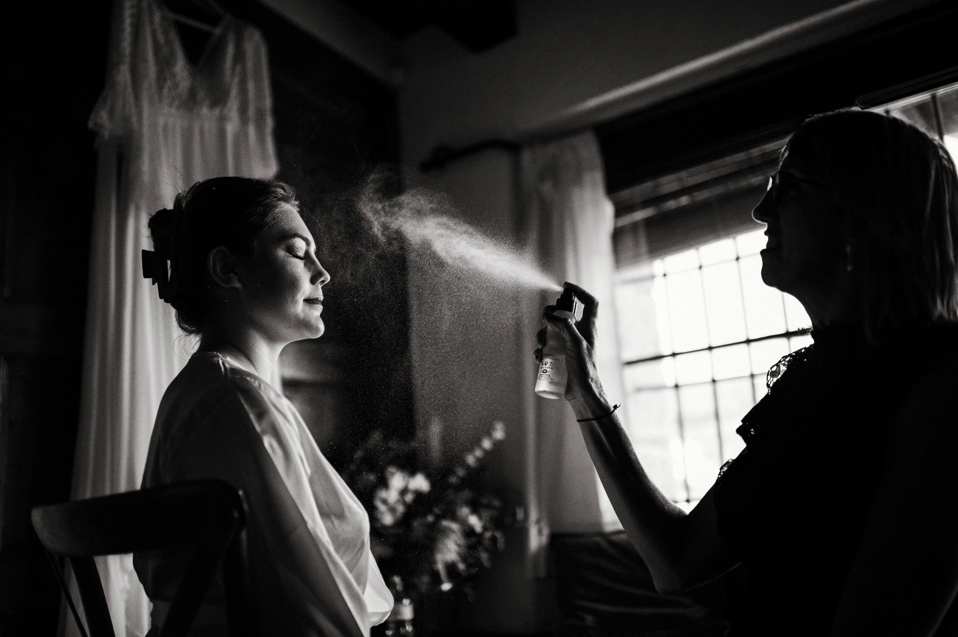 boda LGTBI en Ca n'Alzina — retrato en blanco y negro de la novia con fijador de maquillaje a contraluz