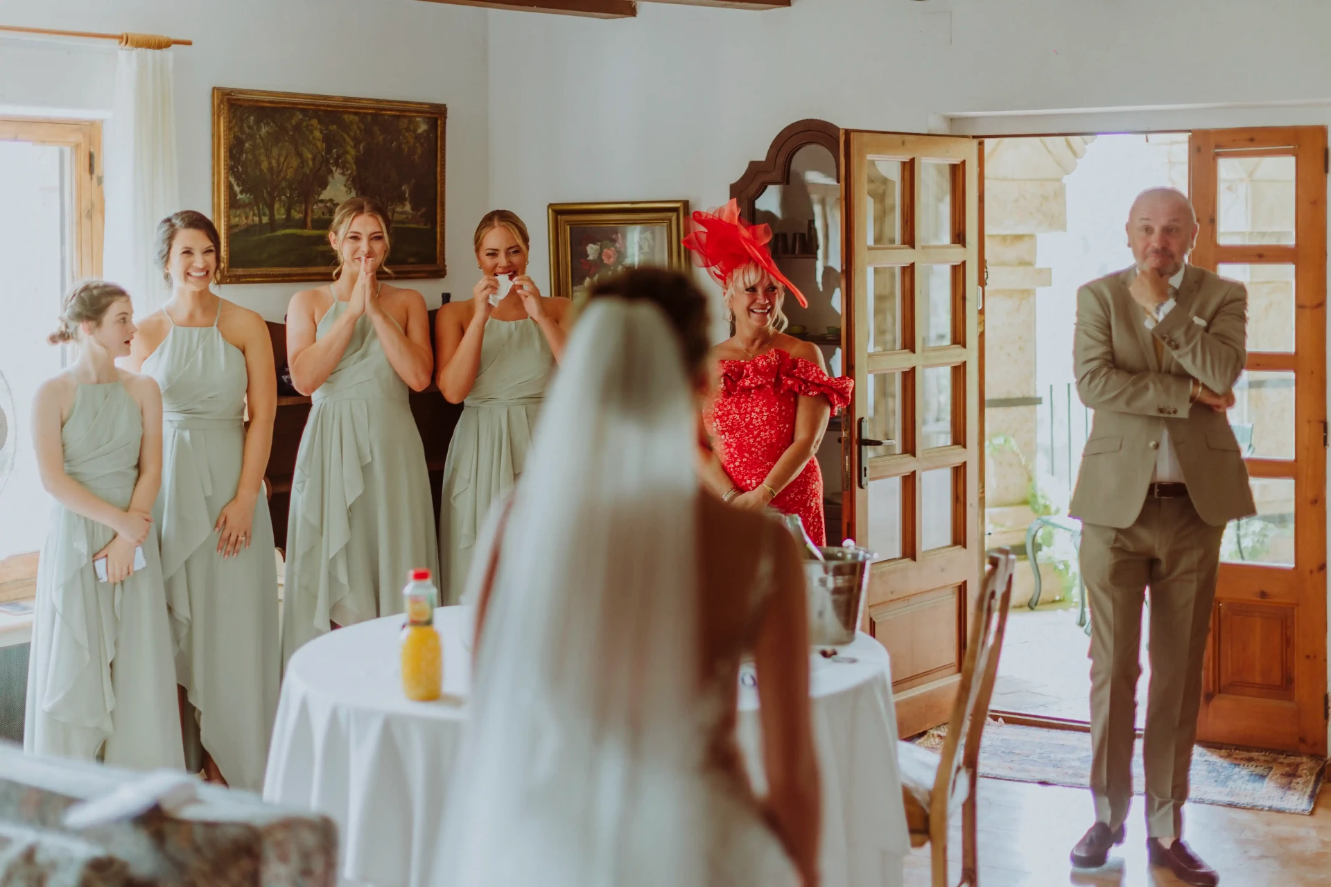 Detalle del vestido y accesorios de la novia en La Baronia