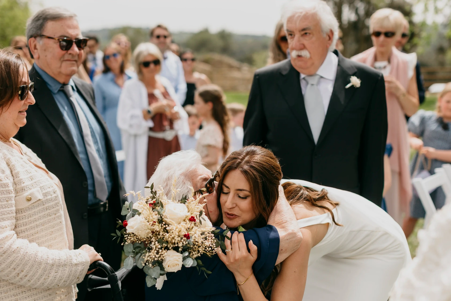 Novia abrazando a su abuela tras la ceremonia de boda en Mas Cufí, Catalunya. Piña Colada