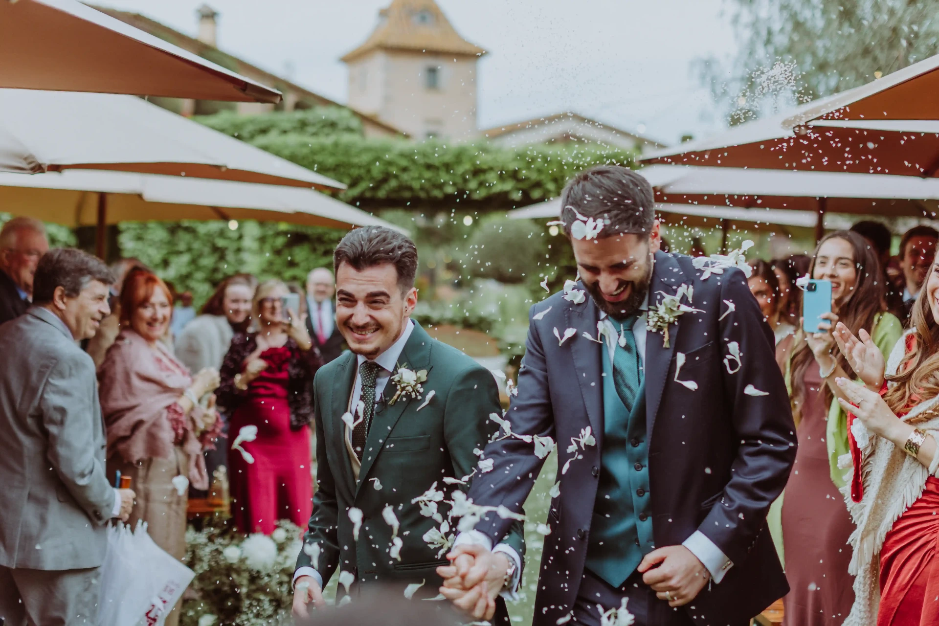 boda LGTBI en Can Ribas — salida entre pétalos tras la ceremonia