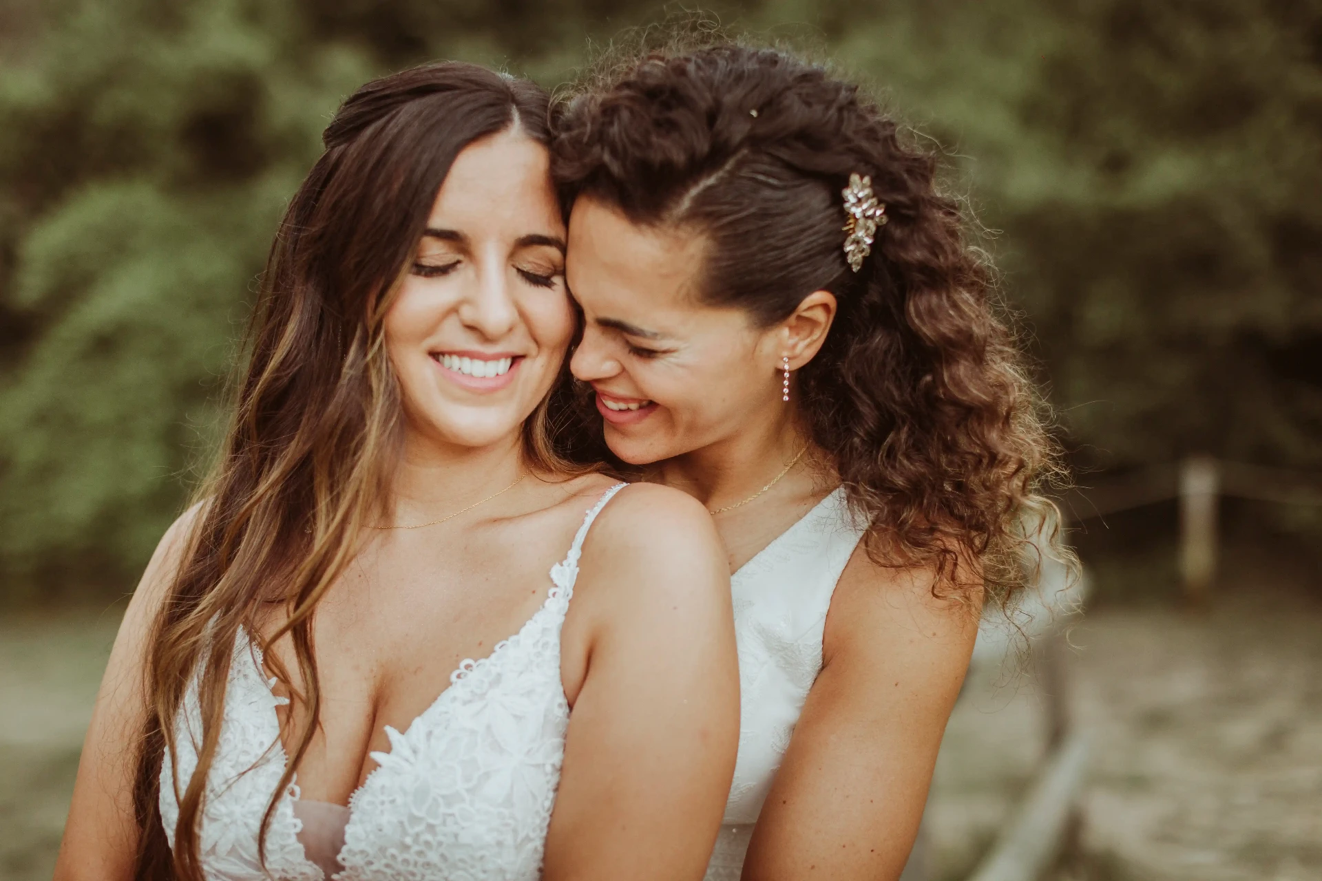 boda LGTBI en El Xaloc, Calders — las novias apoyan la frente sonriendo en un retrato íntimo