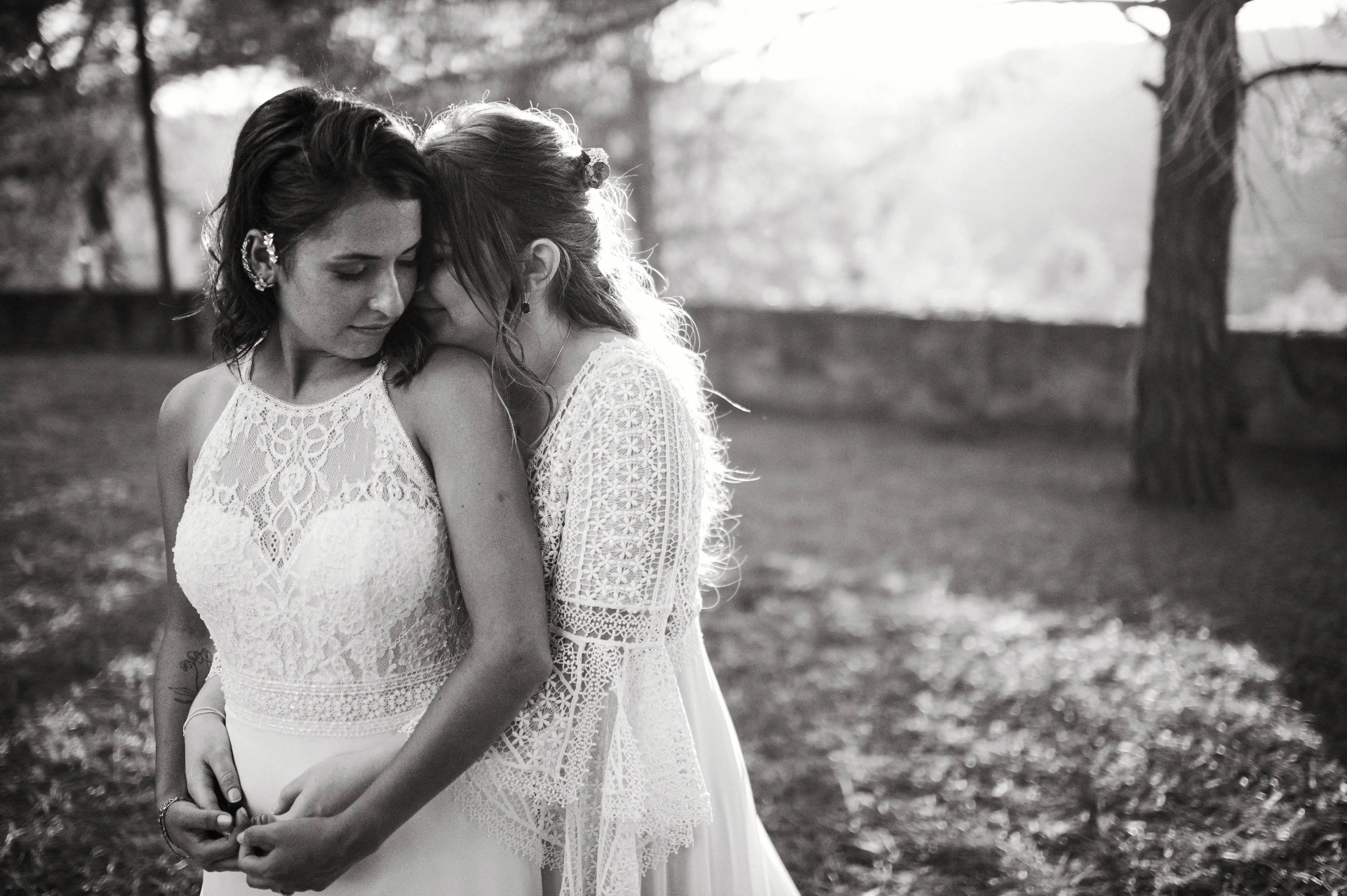 boda LGTBI en Ca n'Alzina — retrato íntimo en blanco y negro de las novias abrazadas jugando con las alianzas