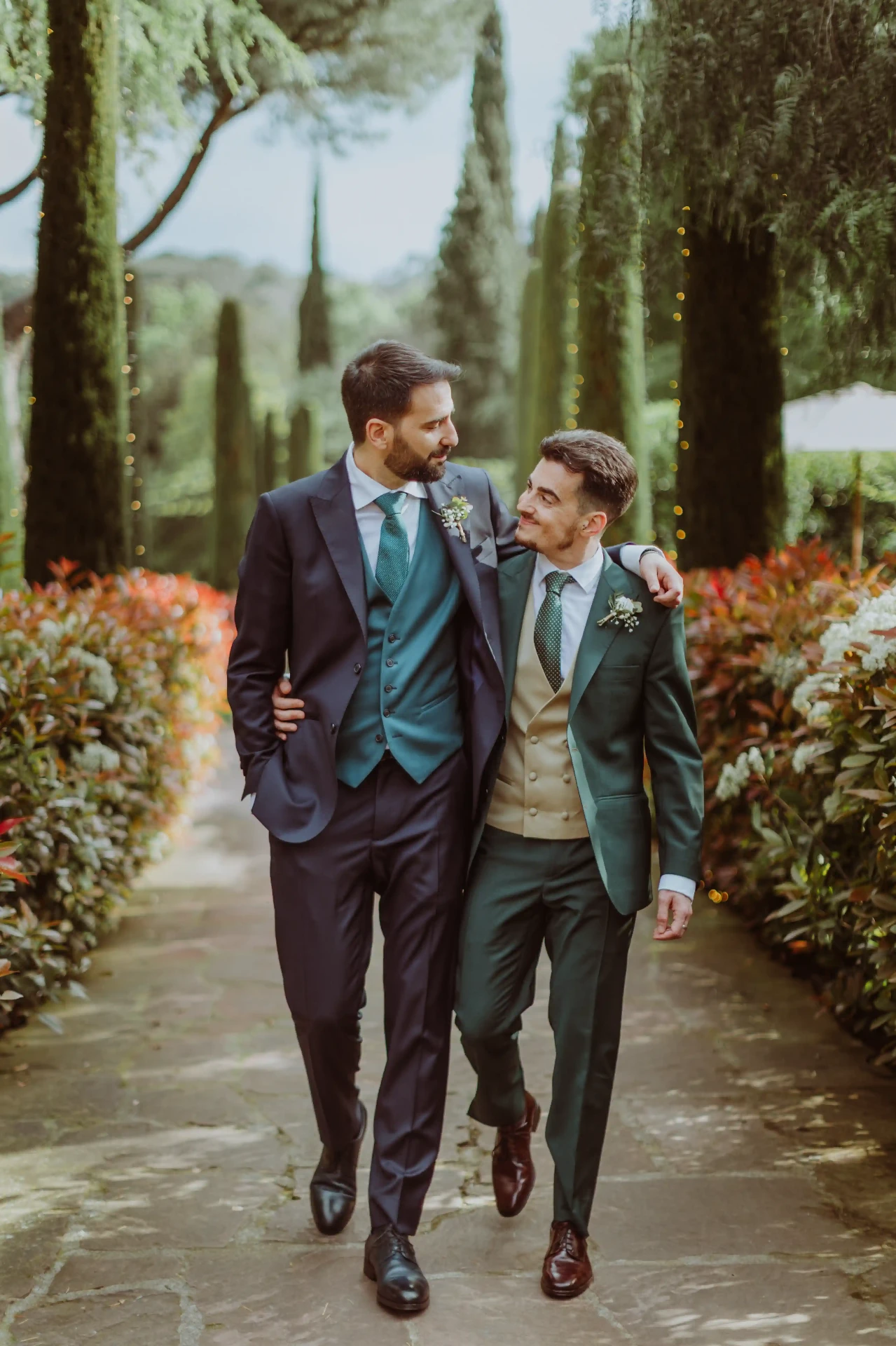 boda LGTBI en Can Ribas — paseo entre cipreses y luces en el camino de piedra