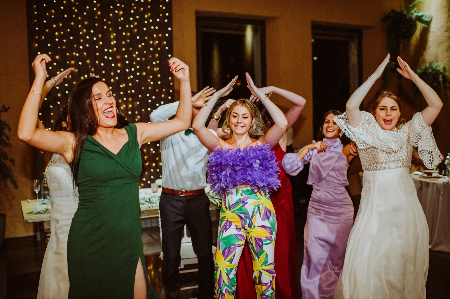 boda LGTBI en Ca n'Alzina — invitadas bailando con los brazos en alto junto a las novias durante la fiesta
