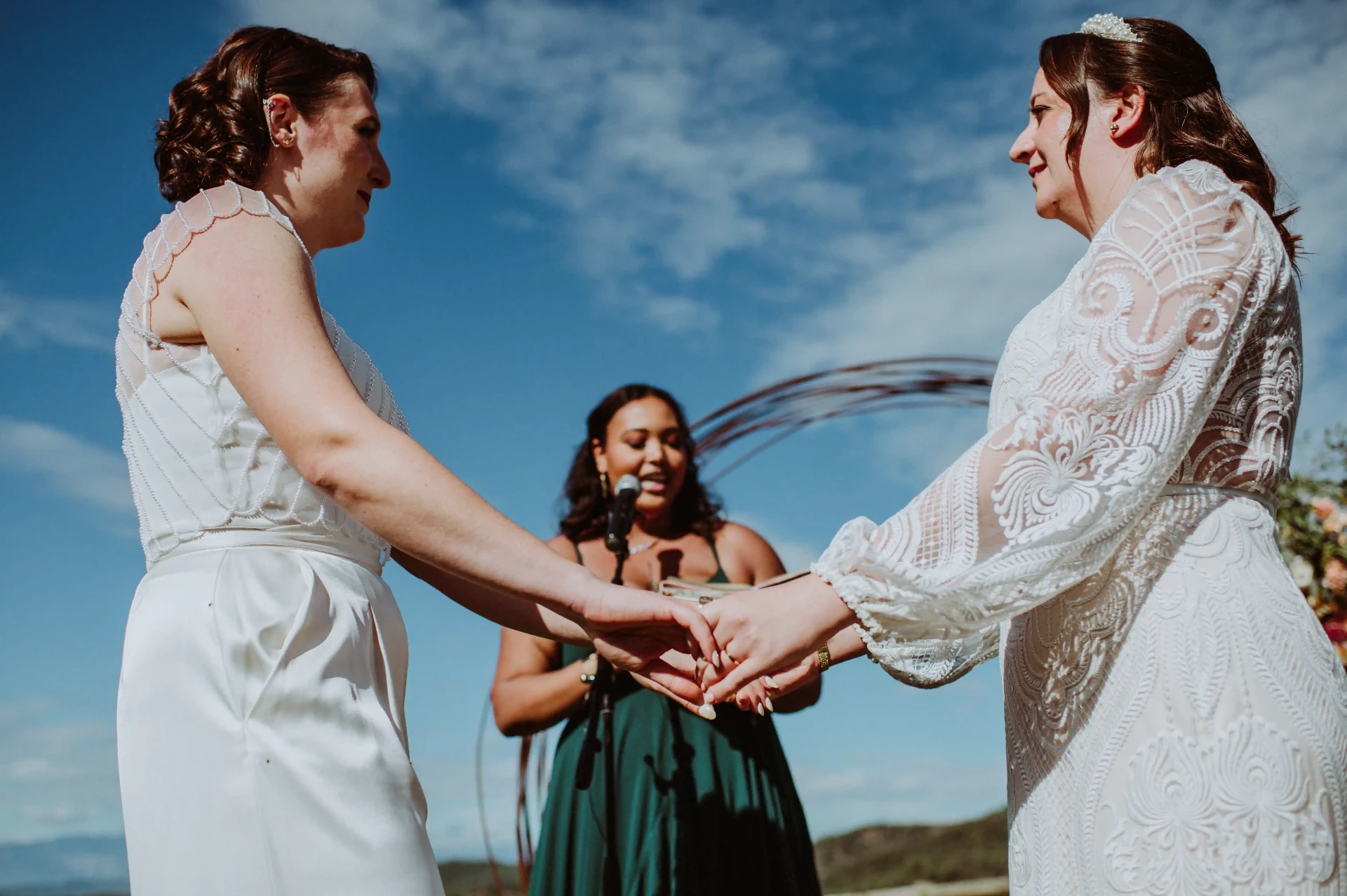 Intercambio de votos entre las dos novias con la oficiante al fondo bajo el cielo del Moianès en This Must Be The Place