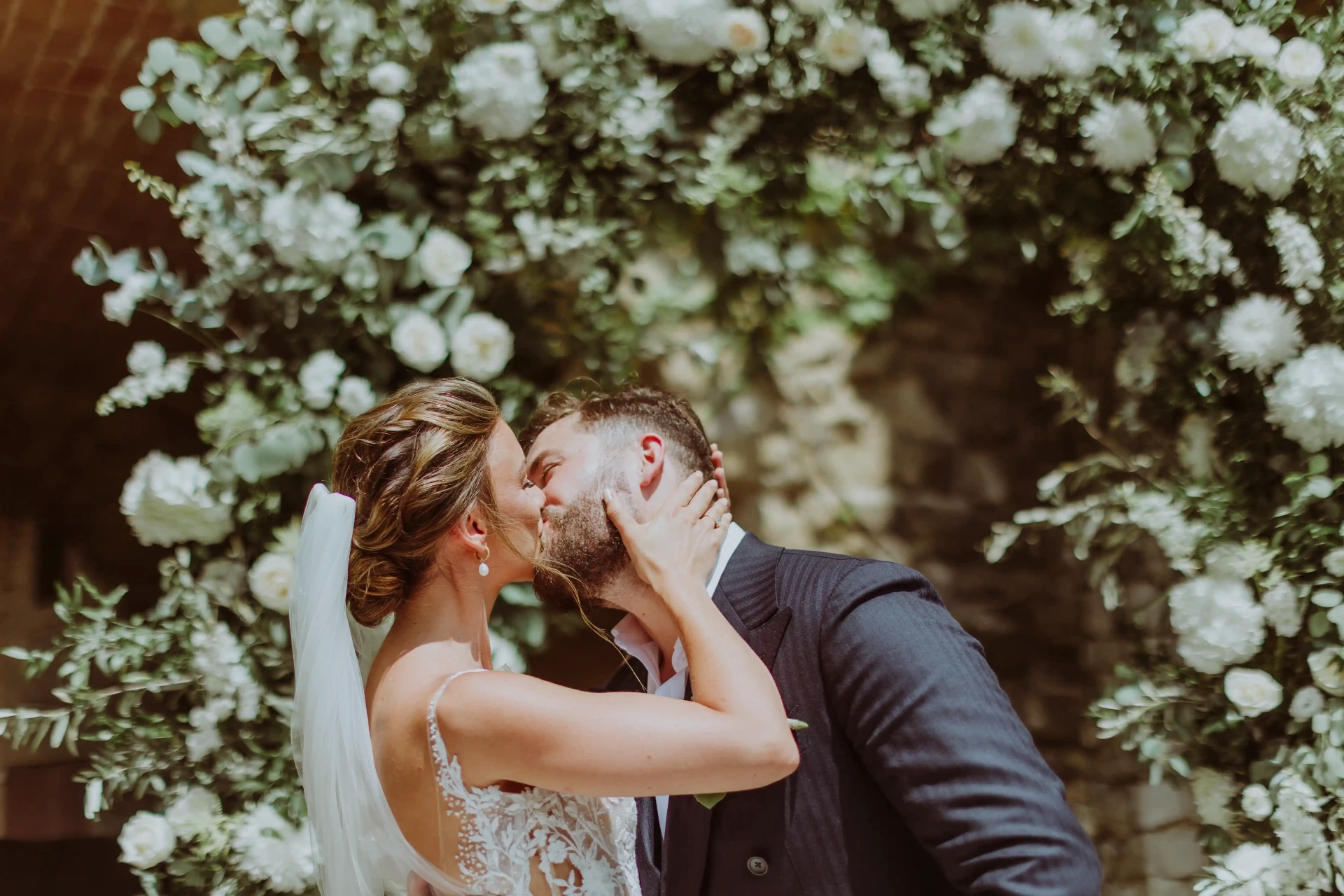Primer beso de Sacha y Jonathan como matrimonio en La Baronia