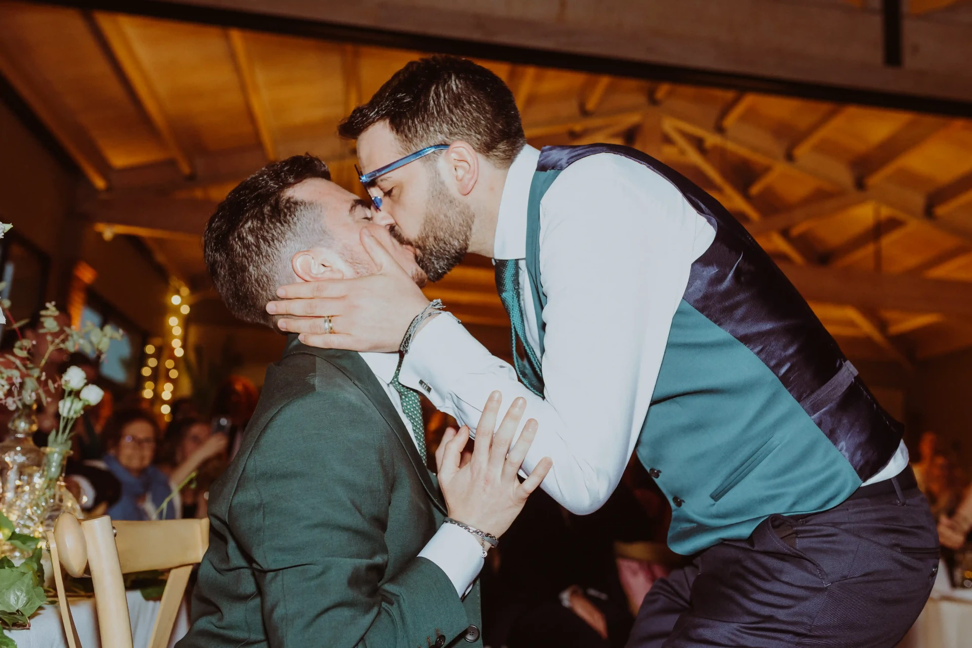 boda LGTBI en Can Ribas — beso apasionado de los novios durante la cena