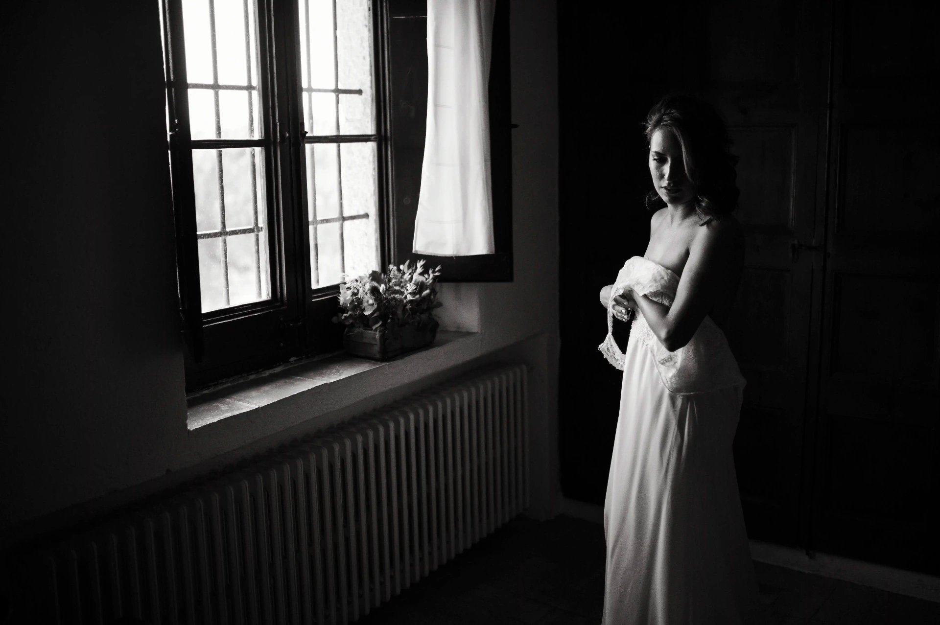 boda LGTBI en Ca n'Alzina — retrato en blanco y negro de la novia junto a la ventana antes de la ceremonia