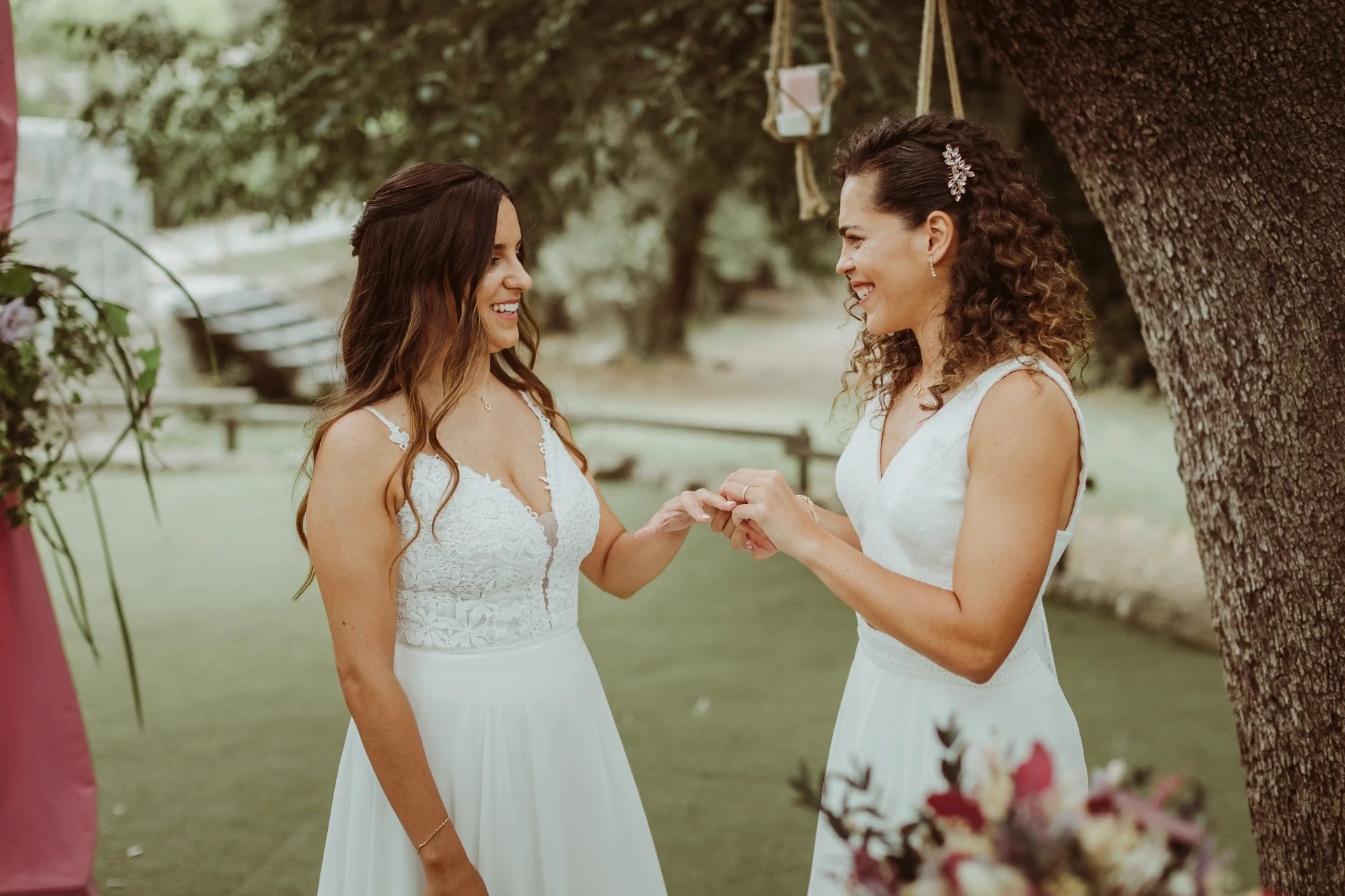 boda LGTBI en El Xaloc, Calders — las novias intercambian los anillos entre risas frente al altar