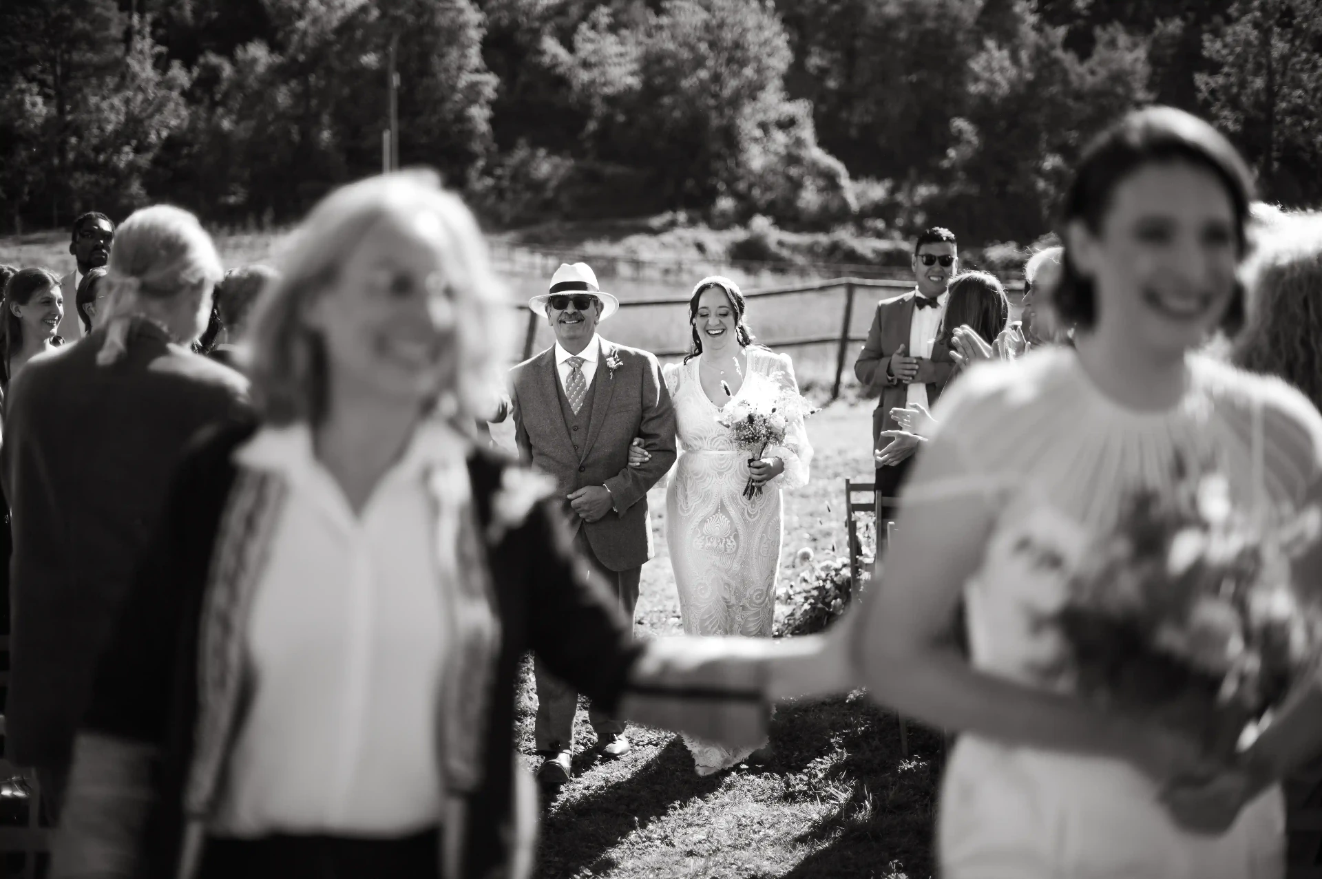 Entrada de la segunda novia del brazo de su padre por el pasillo de la ceremonia country en This Must Be The Place
