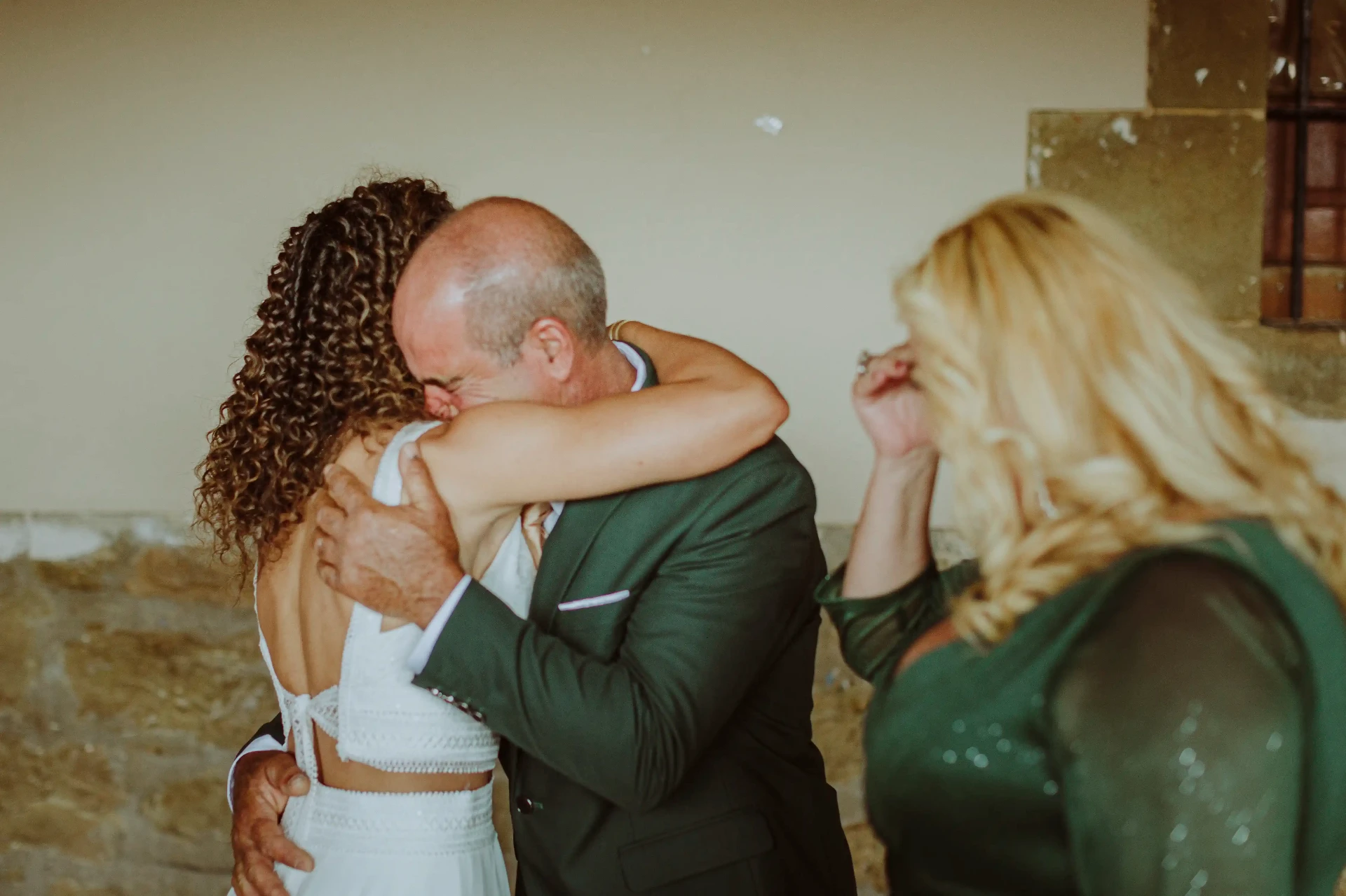 boda LGTBI en El Xaloc, Calders — abrazo emocionado entre la novia y su padre durante los preparativos