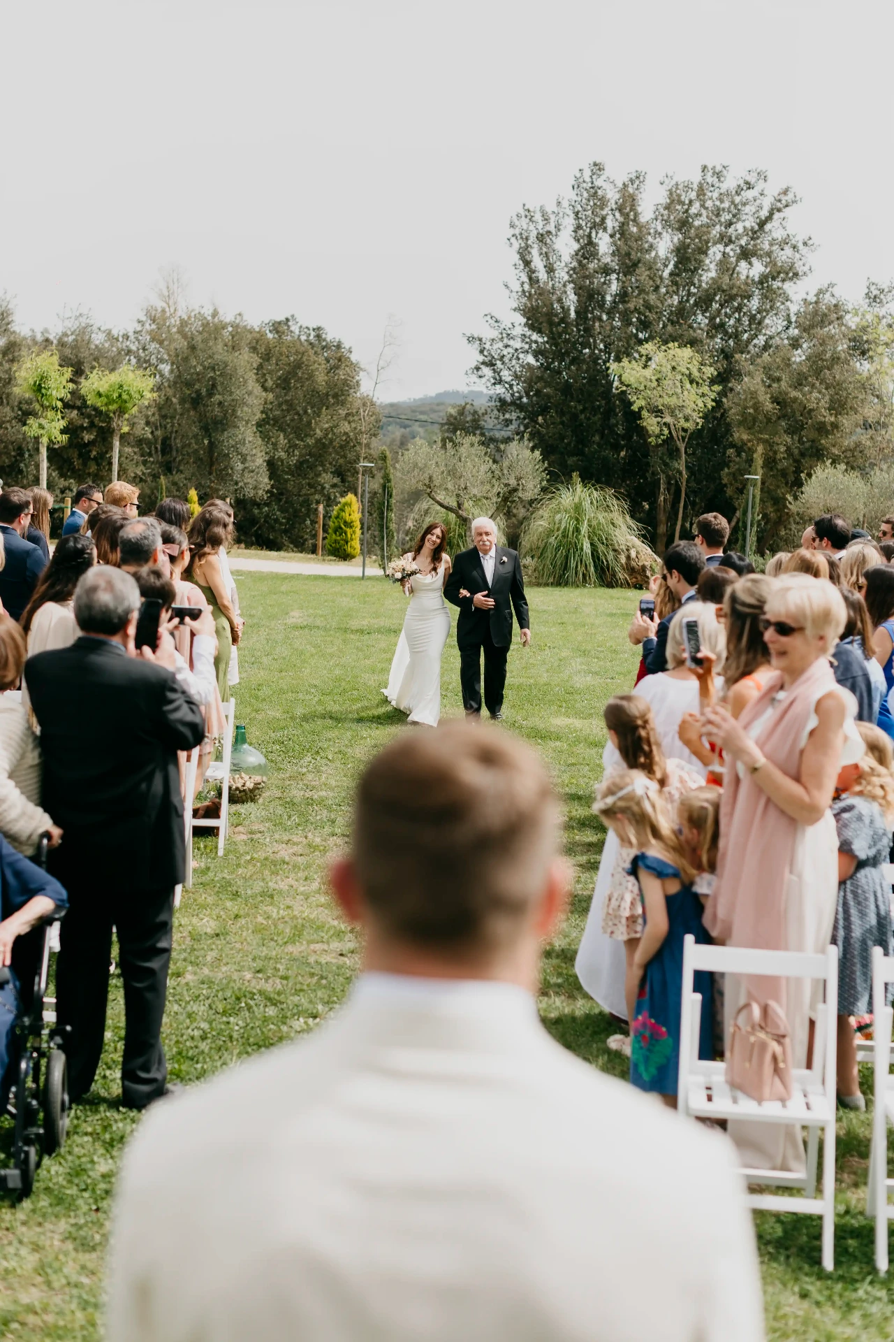 Entrada de la novia acompañada de su padre en la ceremonia de boda en Mas Cufí, Catalunya. Piña Colada