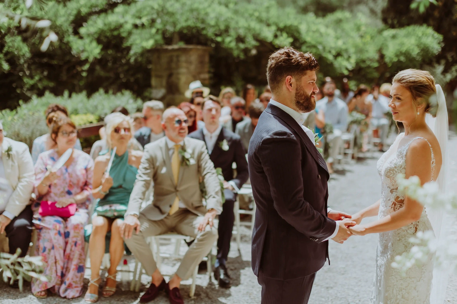Intercambio de anillos en la ceremonia de boda en La Baronia