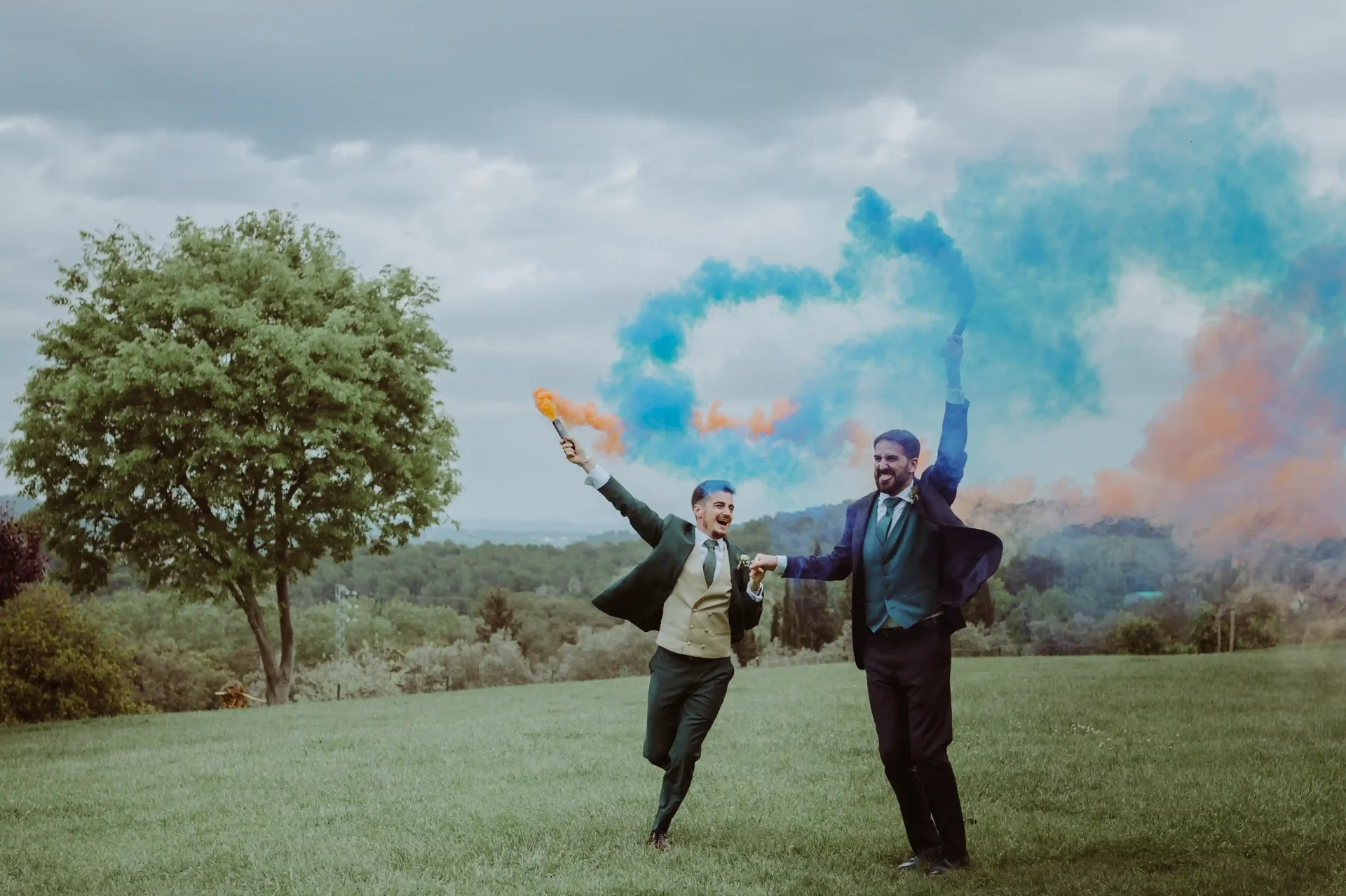 boda LGTBI en Can Ribas — humos de colores en el prado con vistas al valle
