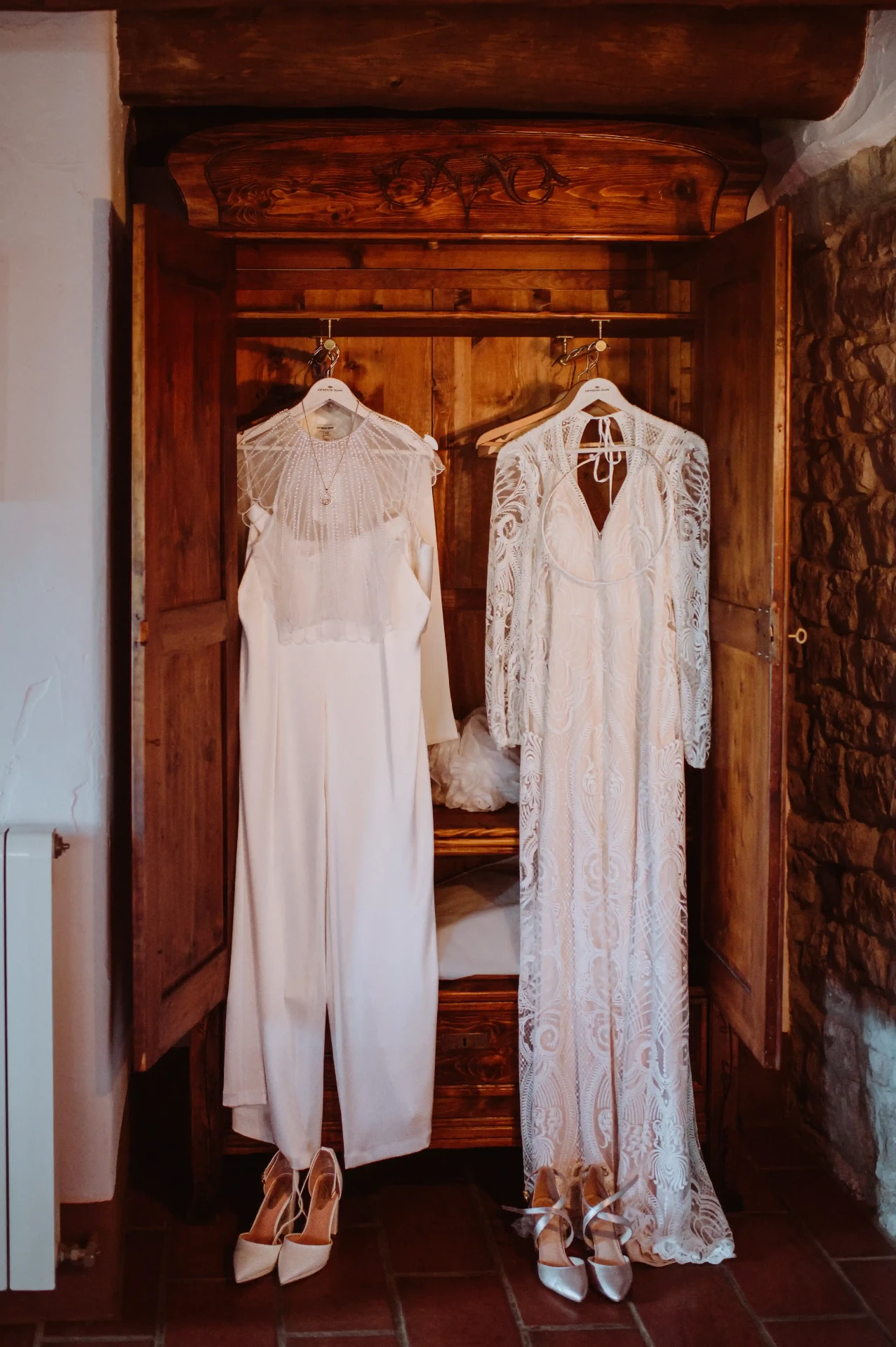Vestidos de novia colgados en un armario de madera rústico en This Must Be The Place, Moianès