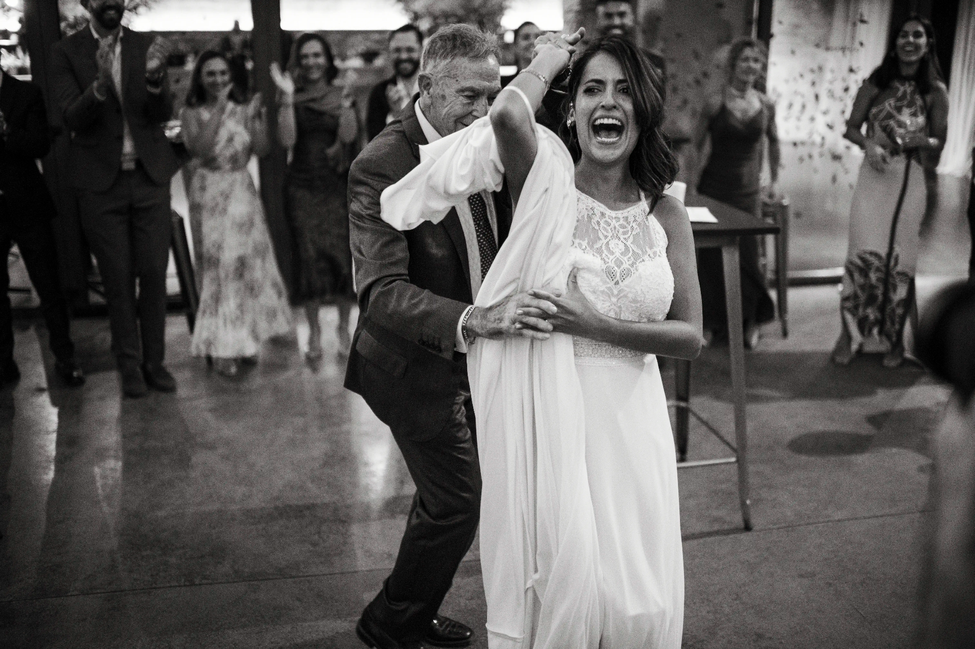 boda LGTBI en Ca n'Alzina — novia bailando con su padre entre aplausos de los invitados durante la fiesta