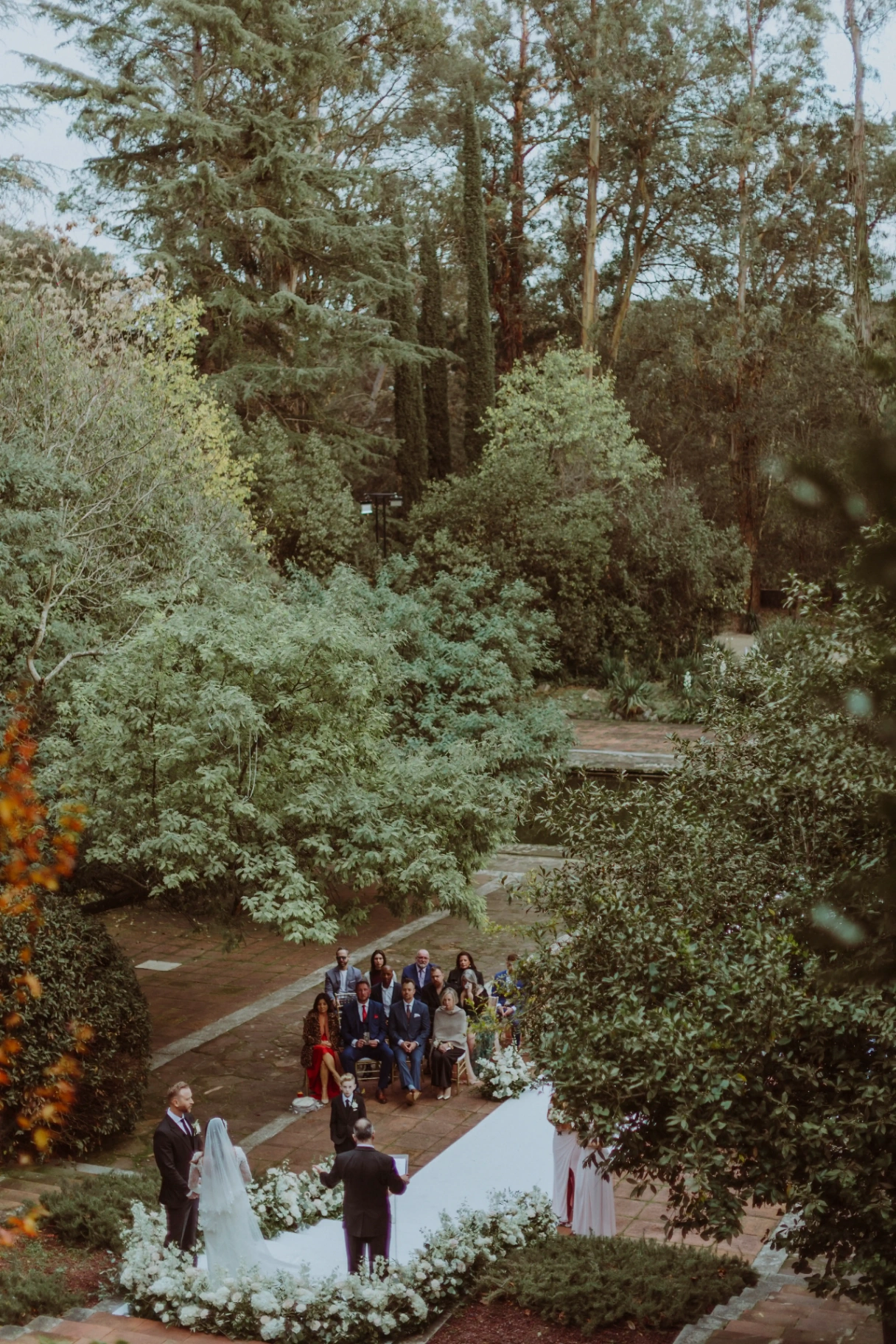 Vista cenital de la ceremonia entre cipreses y eucaliptos en Bell Recó, destination wedding cerca de Barcelona