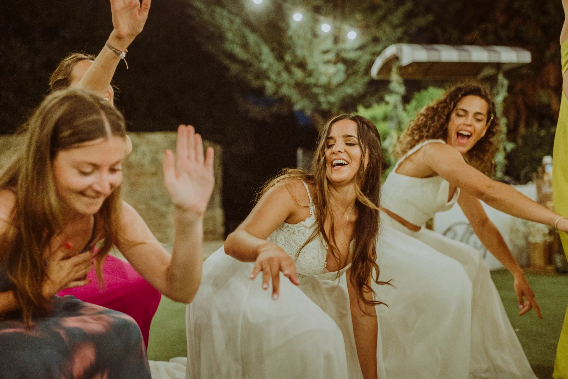 boda LGTBI en El Xaloc, Calders — las novias bailan sueltas rodeadas de amigas en la pista al aire libre