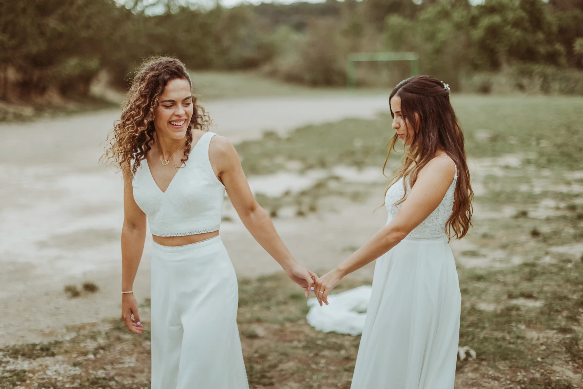 boda LGTBI en El Xaloc, Calders — las novias caminan de la mano por el entorno rural de Calders