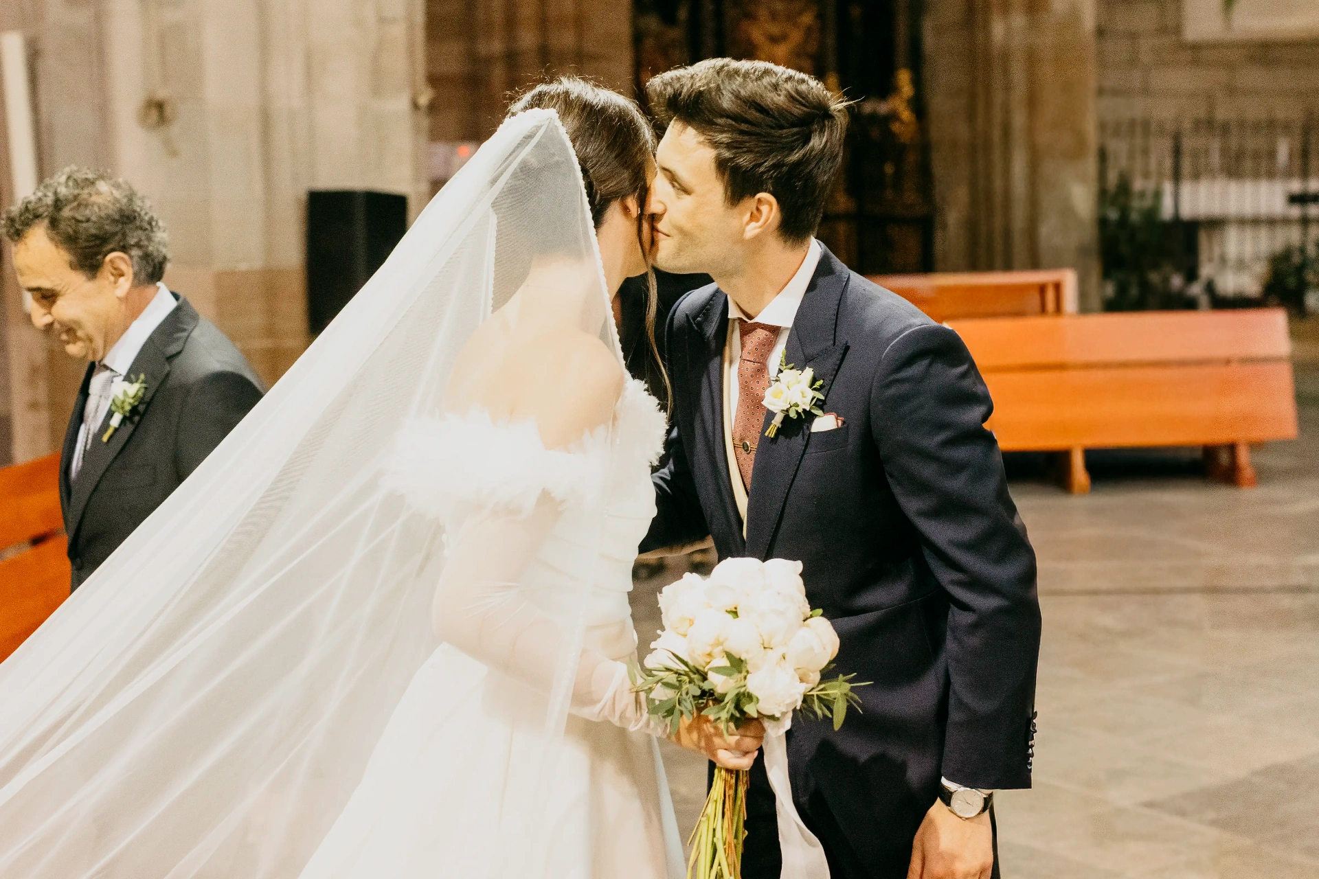 Beso íntimo de Joan y Núria al inicio de la ceremonia en Cervera, boda La Boscana Lleida