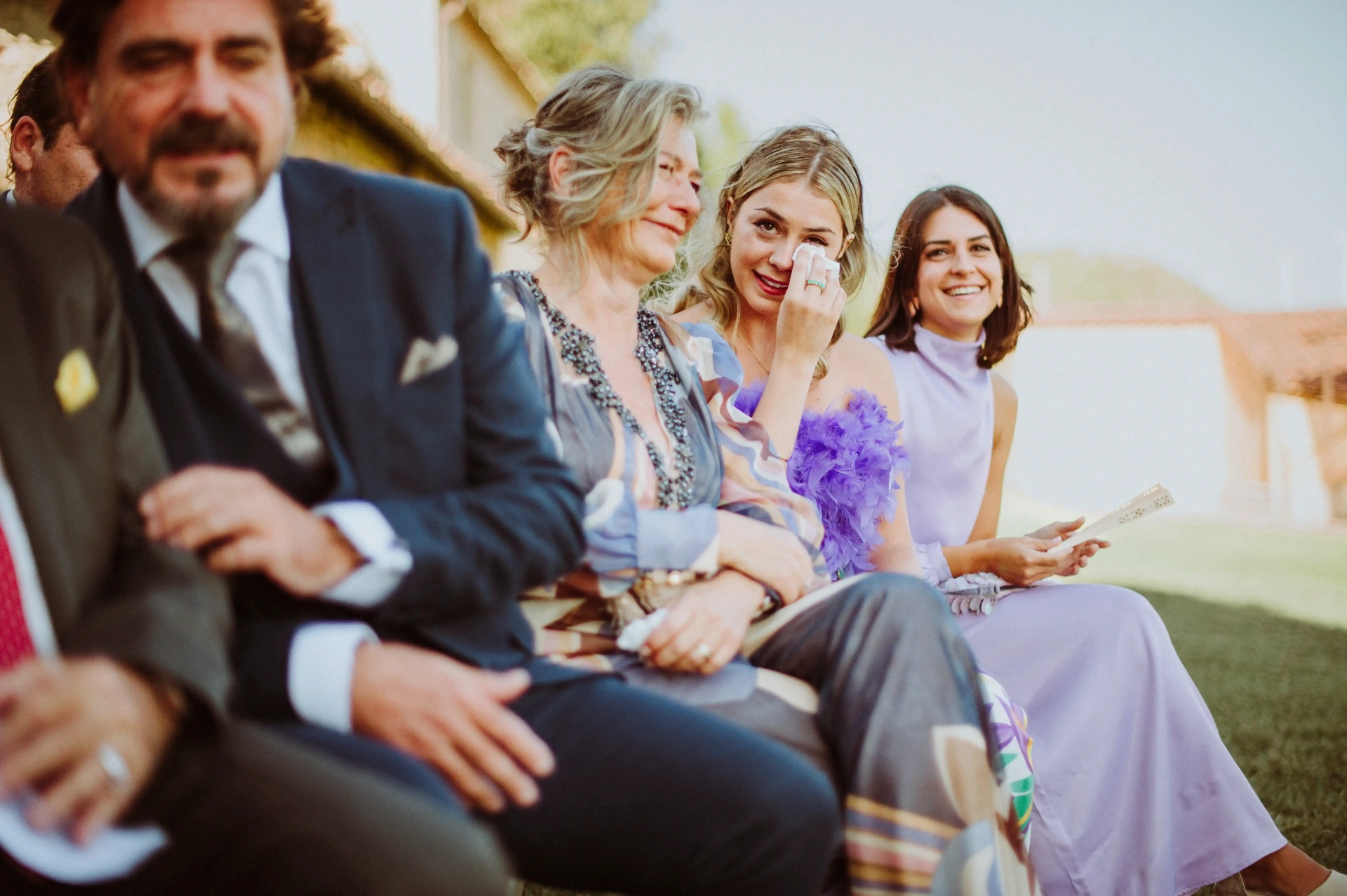 boda LGTBI en Ca n'Alzina — invitada emocionada llorando durante la ceremonia al aire libre
