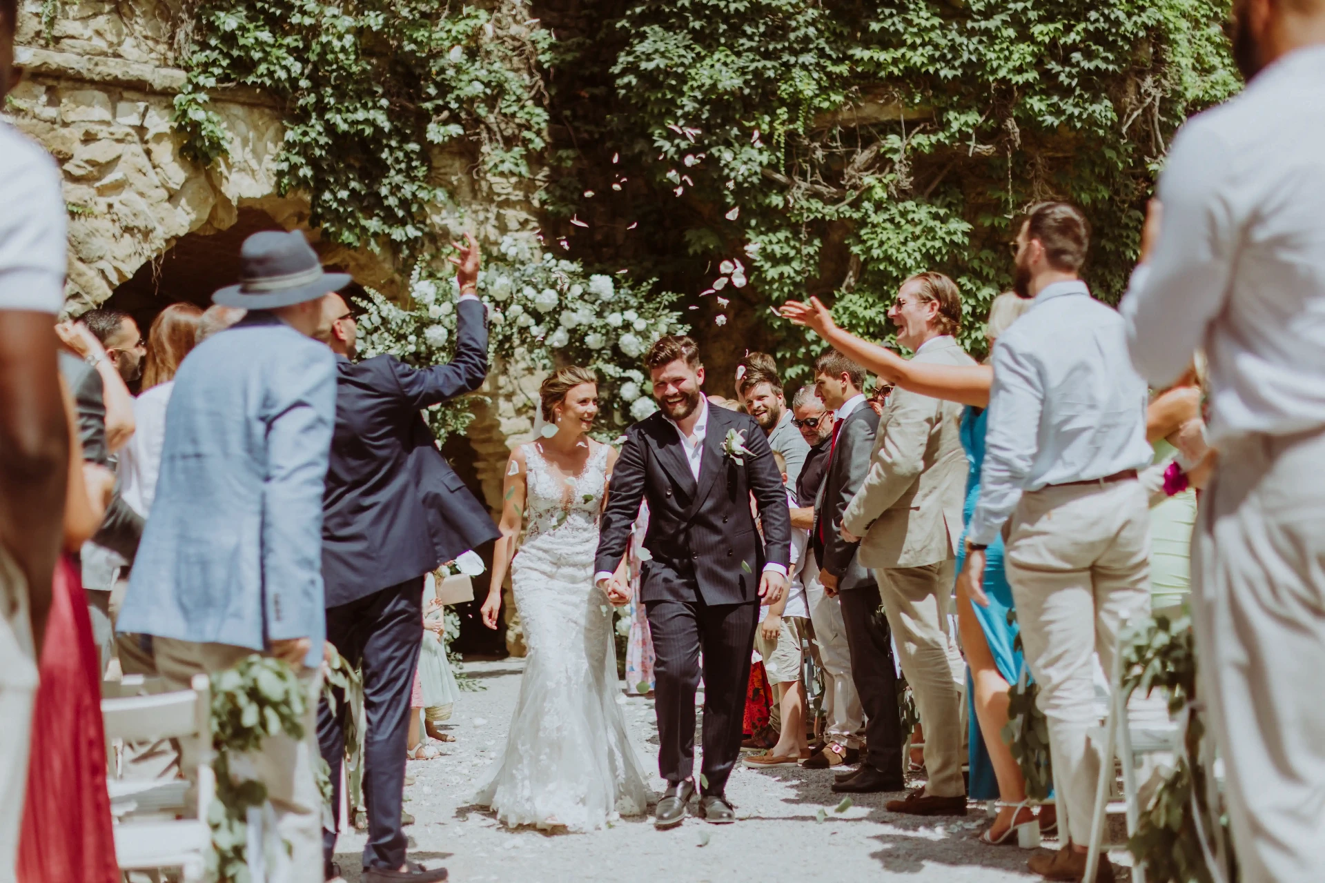 Salida de los novios entre aplausos tras la ceremonia en La Baronia