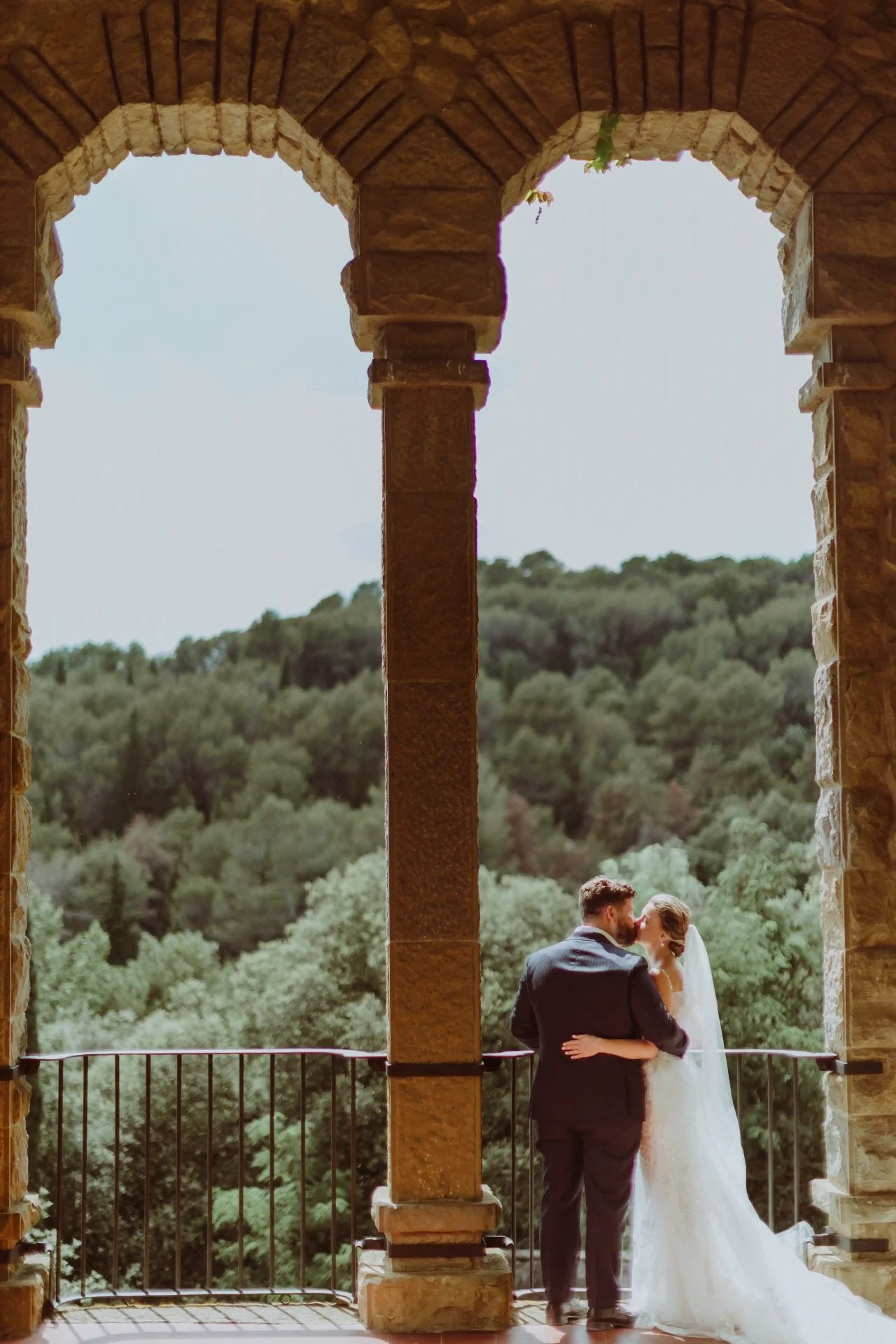 Retrato de pareja al atardecer en La Baronia, destination wedding en Barcelona