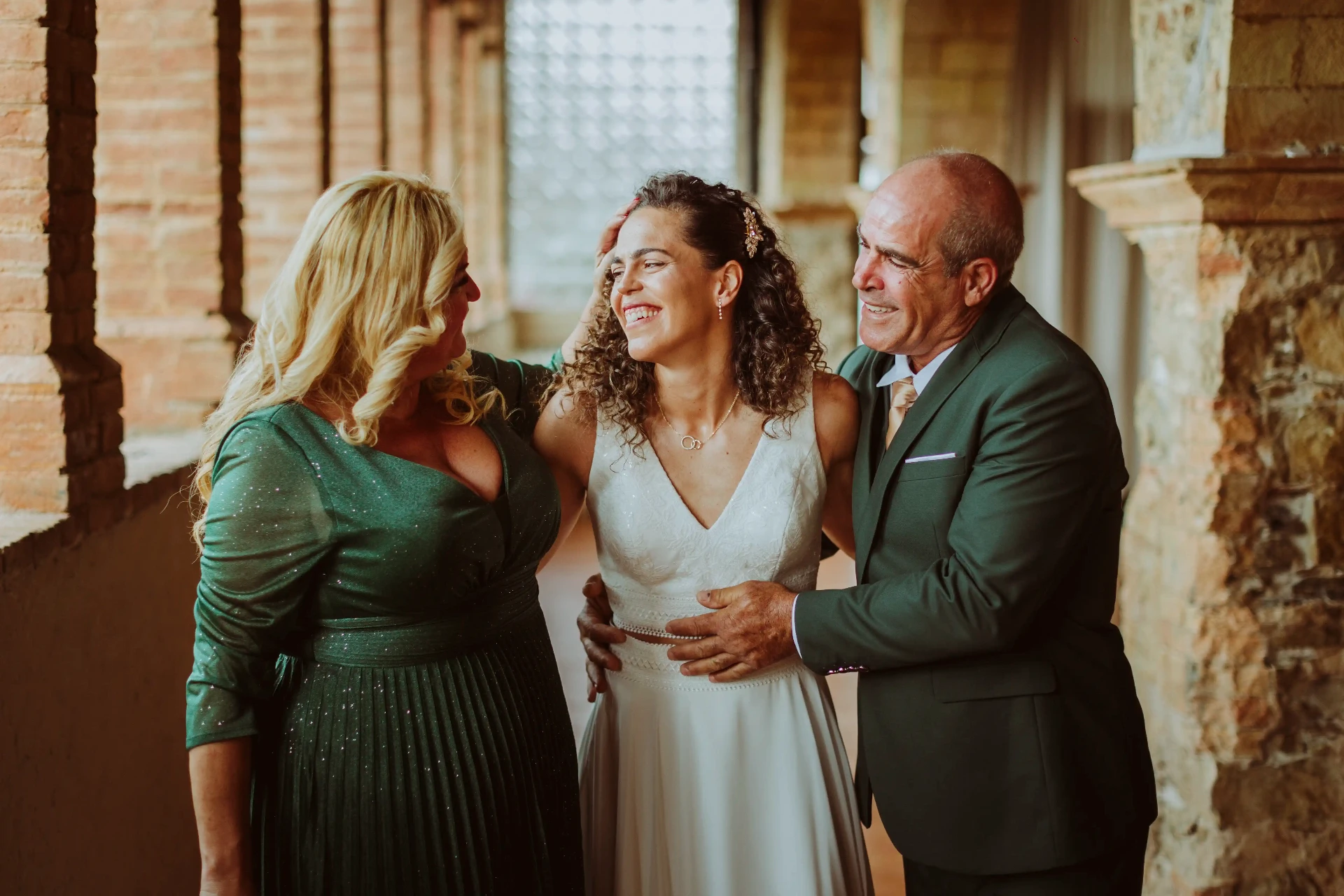 boda LGTBI en El Xaloc, Calders — la novia ríe con sus padres antes de la ceremonia